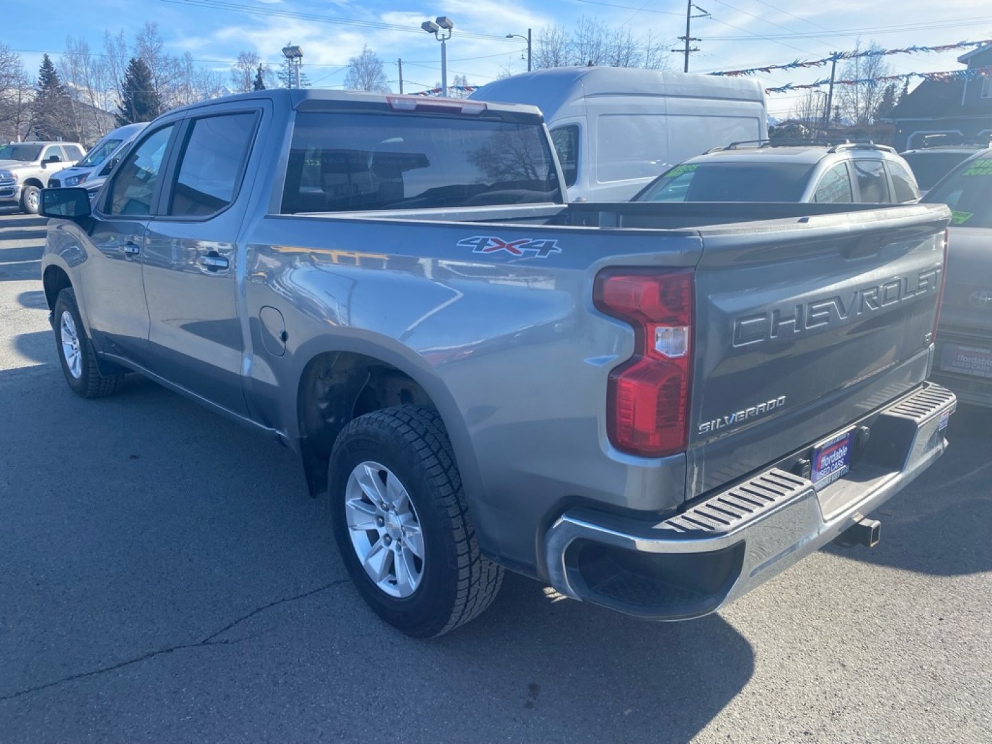 2021 GRAY CHEVROLET SILVERADO 1500 LT (3GCUYDED3MG) with an 5.3L engine, Automatic transmission, located at 929 East 8th Ave, Anchorage, AK, 99501, (907) 274-2277, 61.214783, -149.866074- Photo#2