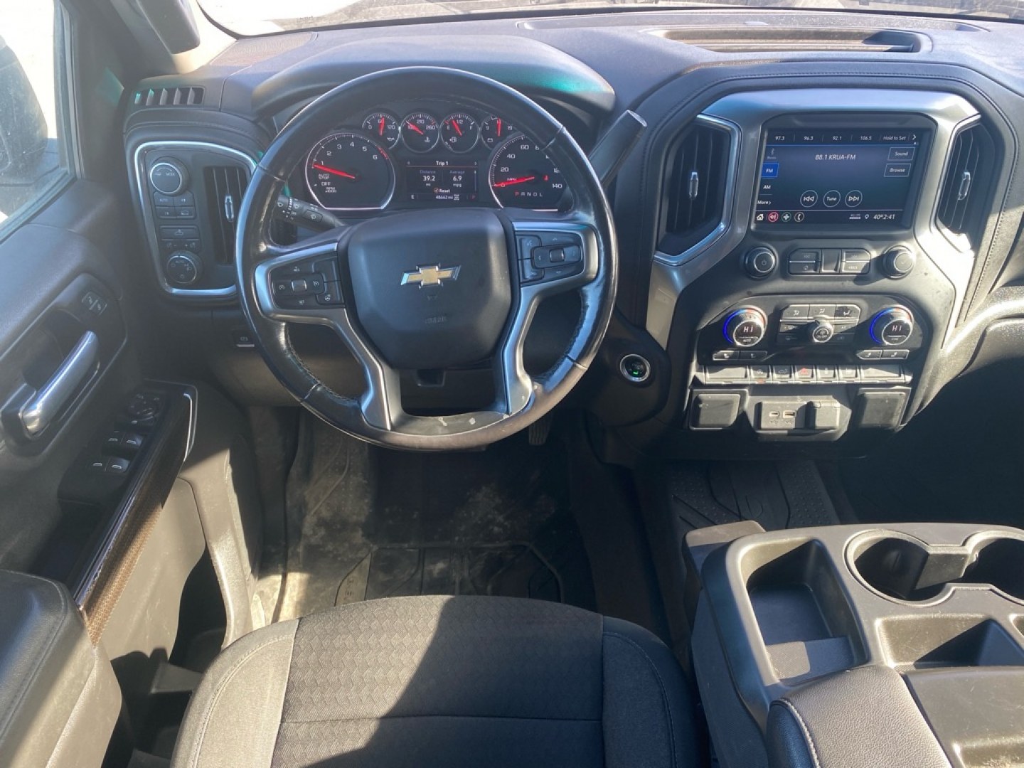 2021 GRAY CHEVROLET SILVERADO 1500 LT (3GCUYDED3MG) with an 5.3L engine, Automatic transmission, located at 929 East 8th Ave, Anchorage, AK, 99501, (907) 274-2277, 61.214783, -149.866074- Photo#4