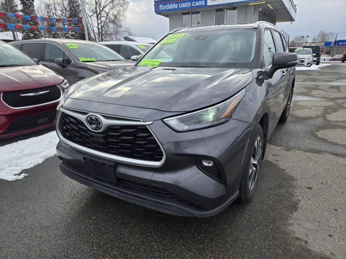 2022 GRAY TOYOTA HIGHLANDER XLE XLE (5TDGZRBH7NS) with an 3.5L engine, Automatic transmission, located at 929 East 8th Ave, Anchorage, AK, 99501, (907) 274-2277, 61.214783, -149.866074 - Photo#0