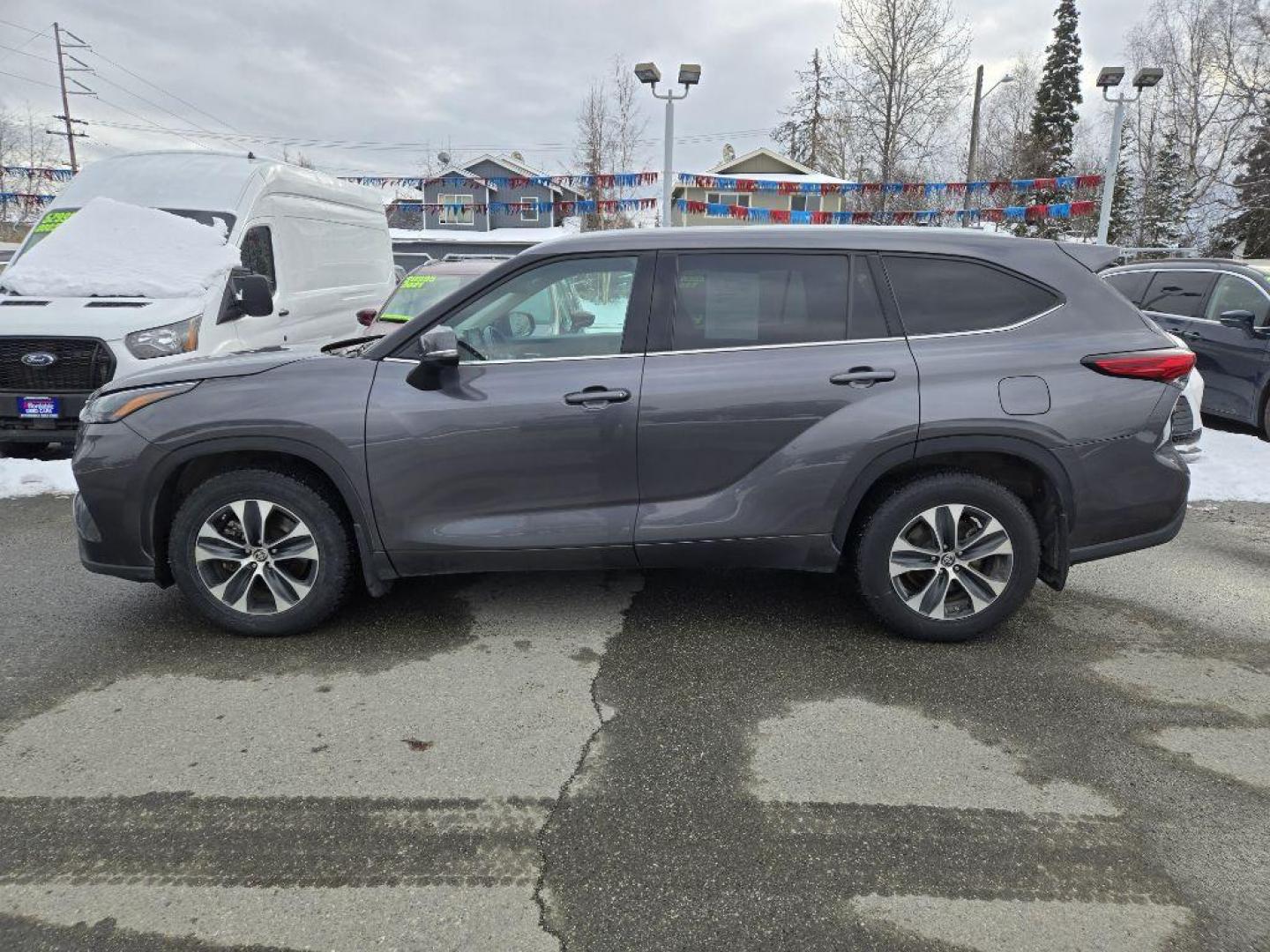 2022 GRAY TOYOTA HIGHLANDER XLE XLE (5TDGZRBH7NS) with an 3.5L engine, Automatic transmission, located at 929 East 8th Ave, Anchorage, AK, 99501, (907) 274-2277, 61.214783, -149.866074 - Photo#1