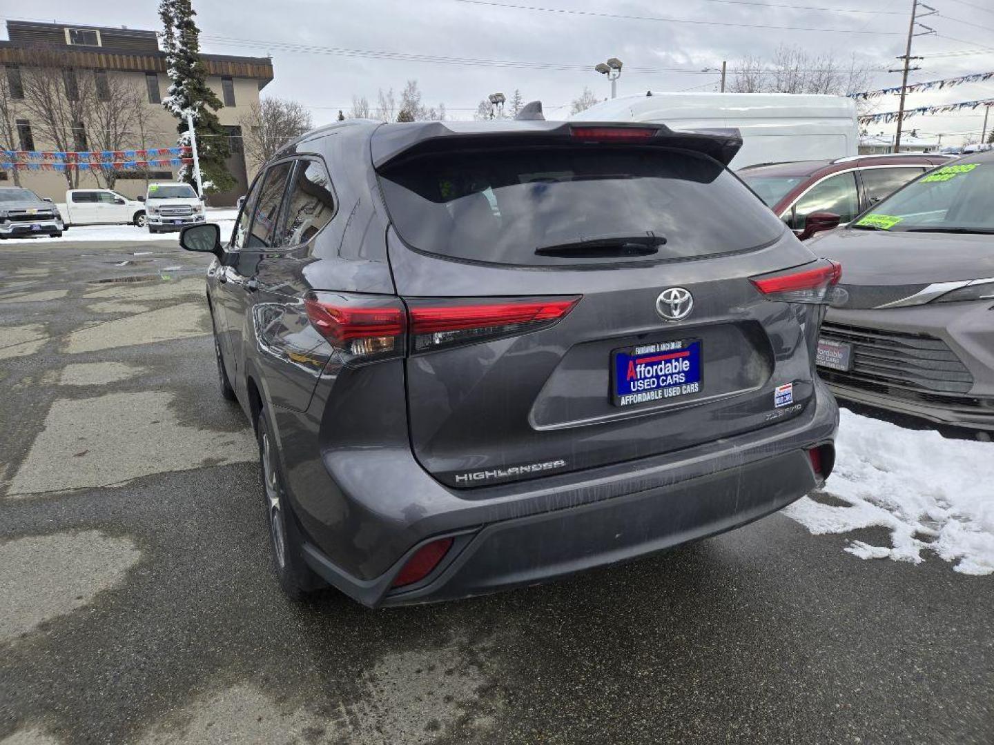 2022 GRAY TOYOTA HIGHLANDER XLE XLE (5TDGZRBH7NS) with an 3.5L engine, Automatic transmission, located at 929 East 8th Ave, Anchorage, AK, 99501, (907) 274-2277, 61.214783, -149.866074 - Photo#2