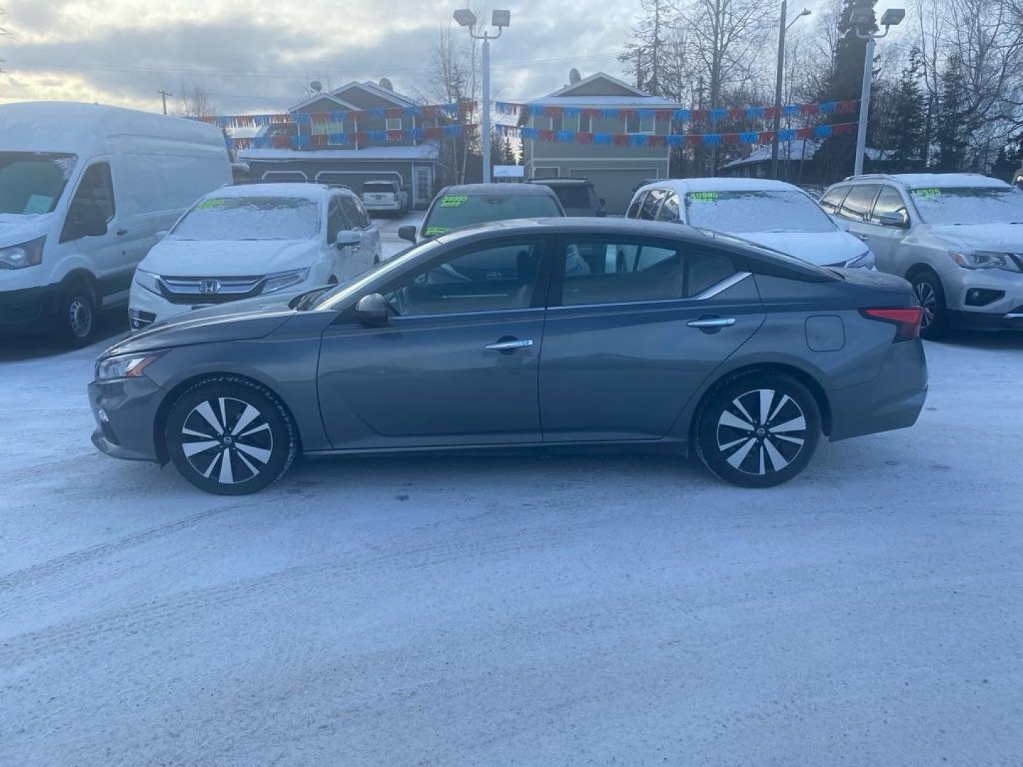 2022 GRAY NISSAN ALTIMA SV (1N4BL4DV1NN) with an 2.5L engine, Automatic transmission, located at 929 East 8th Ave, Anchorage, AK, 99501, (907) 274-2277, 61.214783, -149.866074 - Photo#1