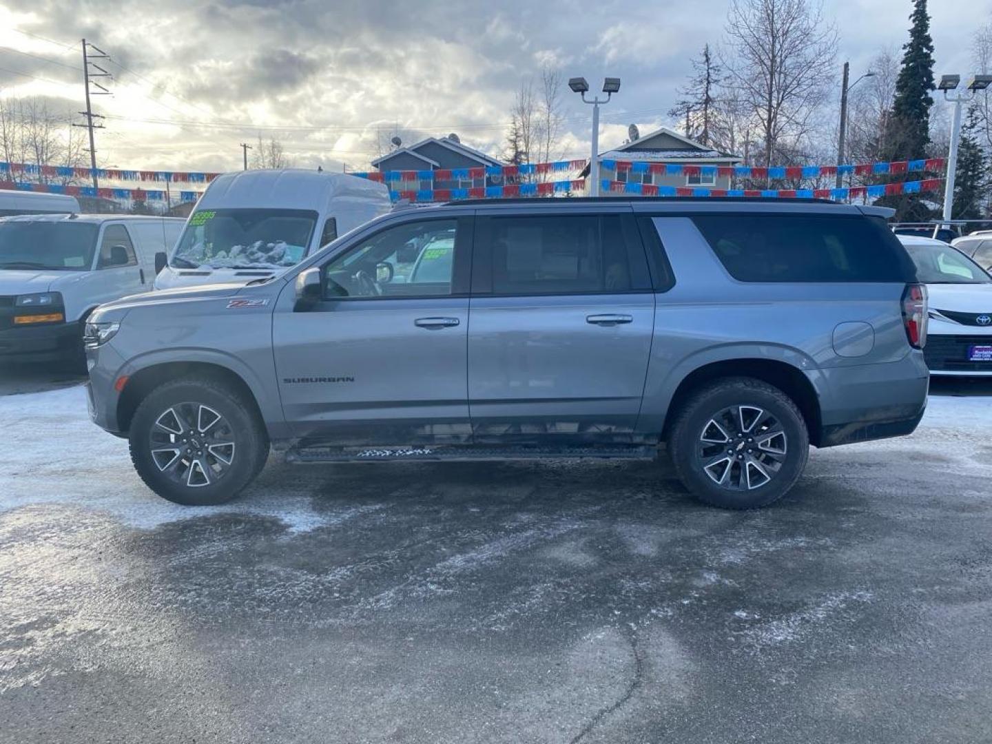 2022 SILVER CHEVROLET SUBURBAN 1500 Z71 (1GNSKDKD1NR) with an 5.3L engine, Automatic transmission, located at 929 East 8th Ave, Anchorage, AK, 99501, (907) 274-2277, 61.214783, -149.866074 - Photo#1