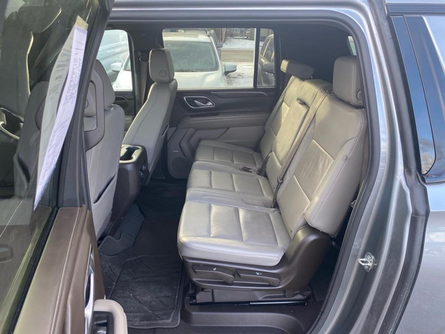 2022 SILVER CHEVROLET SUBURBAN 1500 Z71 (1GNSKDKD1NR) with an 5.3L engine, Automatic transmission, located at 929 East 8th Ave, Anchorage, AK, 99501, (907) 274-2277, 61.214783, -149.866074 - Photo#3