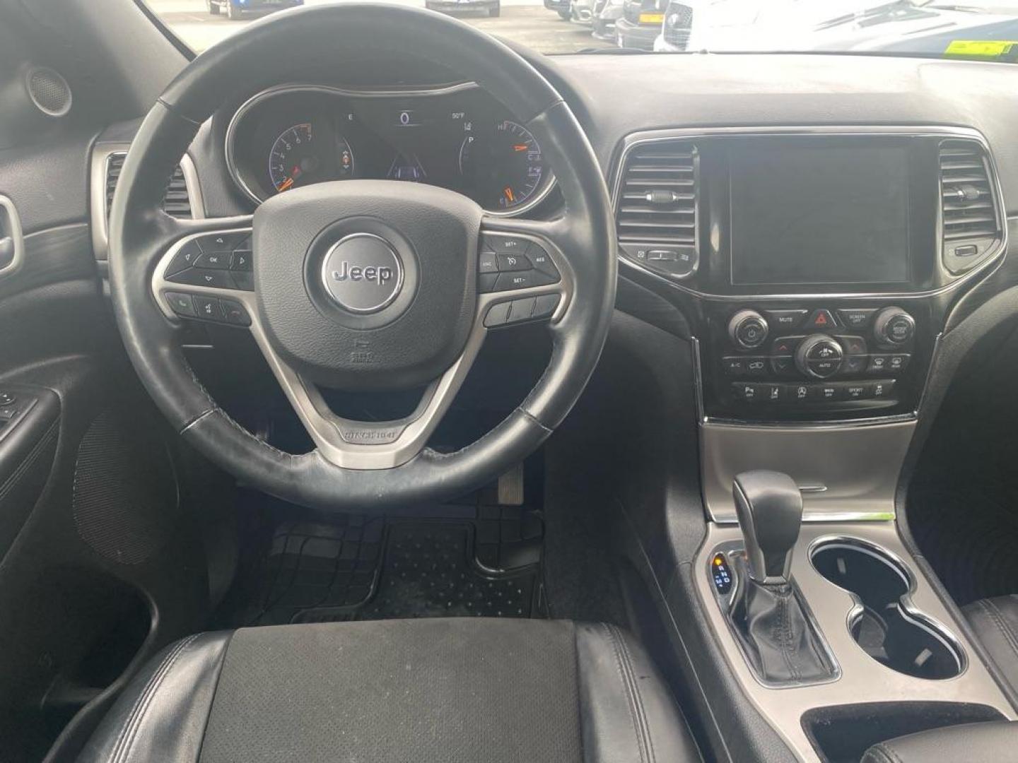2021 SILVER JEEP GRAND CHEROKEE LAREDO (1C4RJFAG1MC) with an 3.6L engine, Automatic transmission, located at 929 East 8th Ave, Anchorage, AK, 99501, (907) 274-2277, 61.214783, -149.866074 - Photo#4