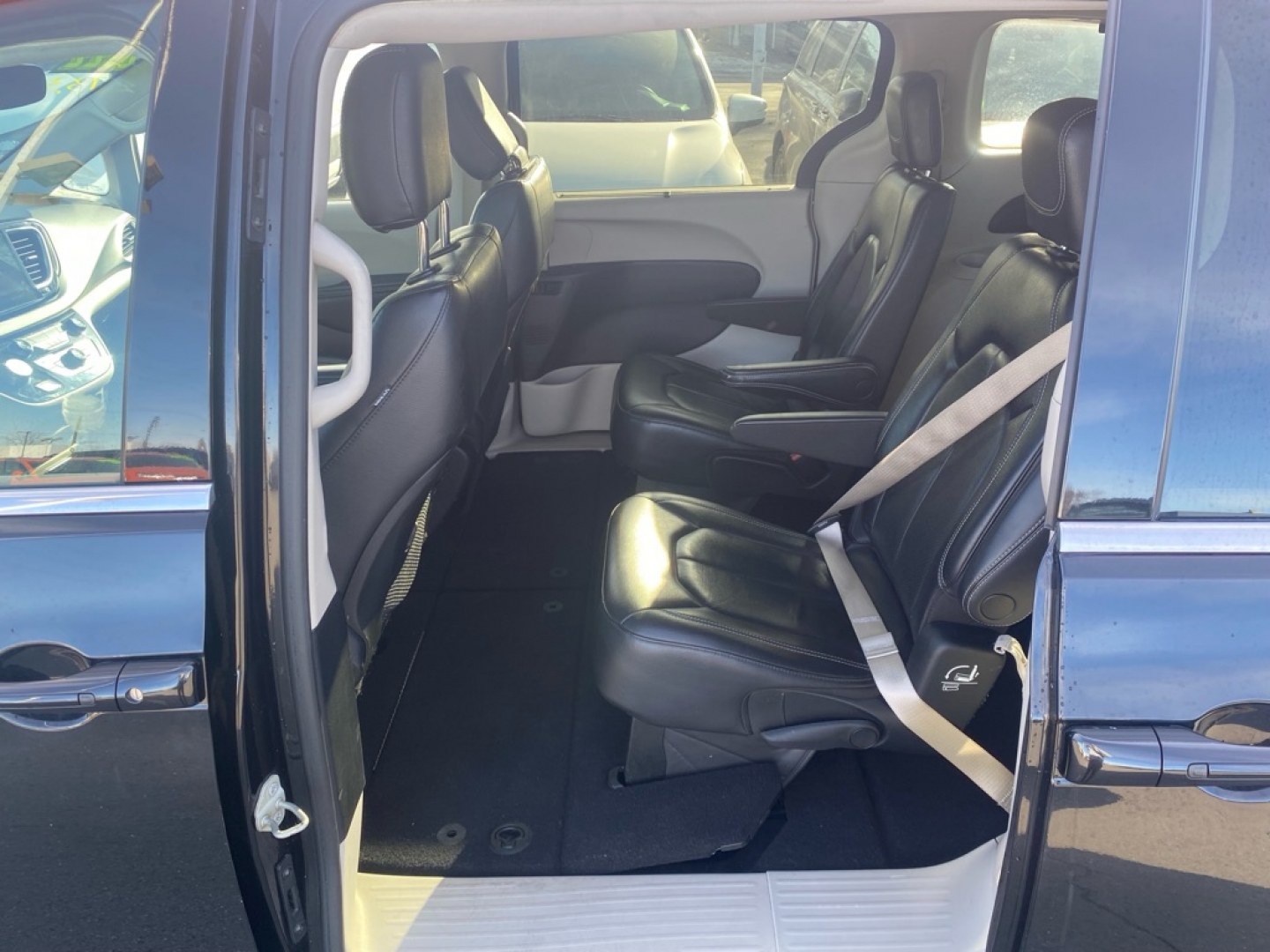 2022 BLACK CHRYSLER PACIFICA TOURING L (2C4RC1BGXNR) with an 3.6L engine, Automatic transmission, located at 929 East 8th Ave, Anchorage, AK, 99501, (907) 274-2277, 61.214783, -149.866074- Photo#3