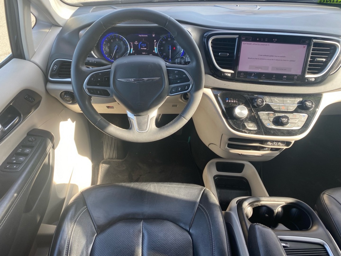 2022 BLACK CHRYSLER PACIFICA TOURING L (2C4RC1BGXNR) with an 3.6L engine, Automatic transmission, located at 929 East 8th Ave, Anchorage, AK, 99501, (907) 274-2277, 61.214783, -149.866074- Photo#4