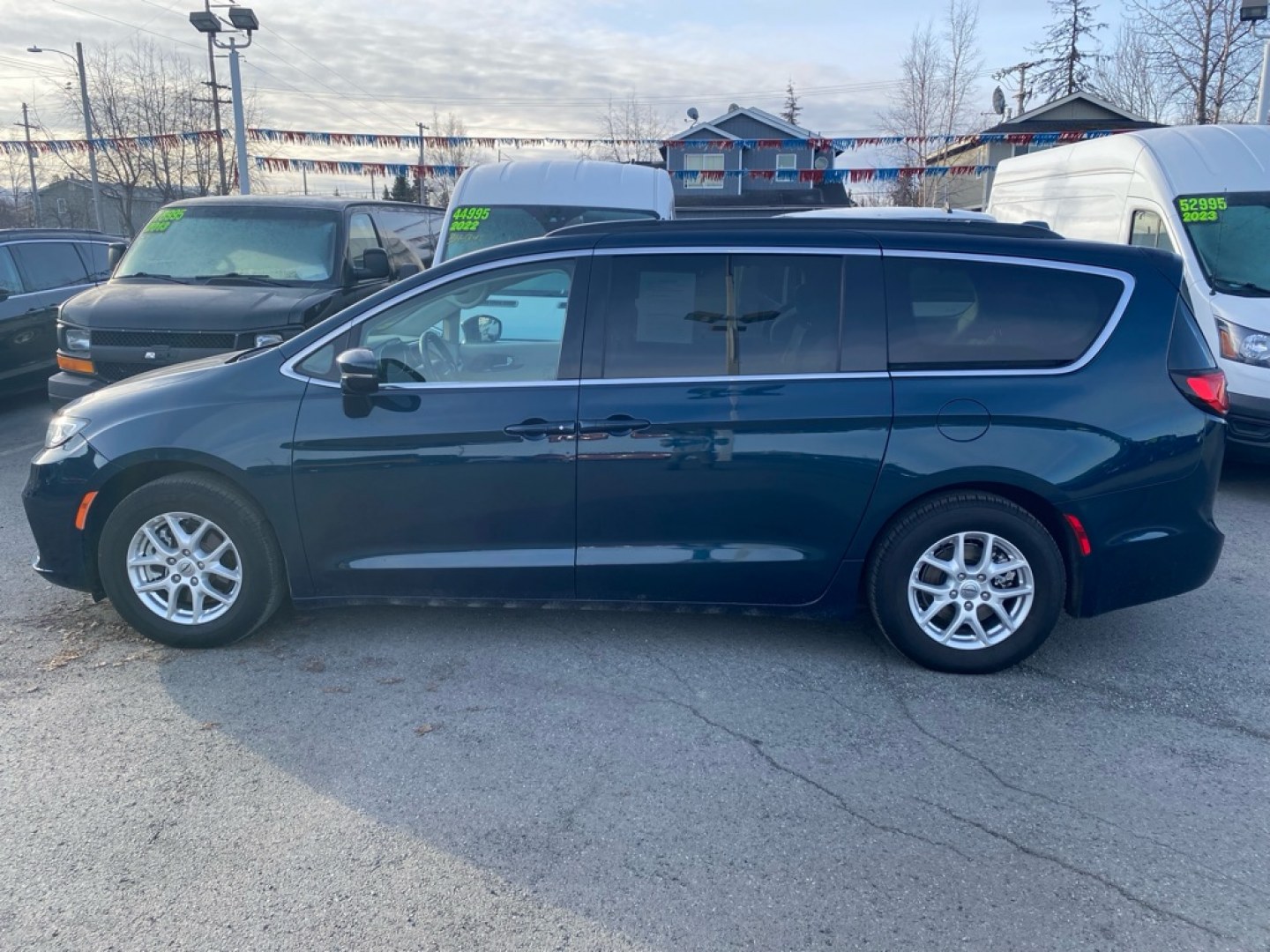 2022 BLUE CHRYSLER PACIFICA TOURING L (2C4RC1BG4NR) with an 3.6L engine, Automatic transmission, located at 929 East 8th Ave, Anchorage, AK, 99501, (907) 274-2277, 61.214783, -149.866074- Photo#1