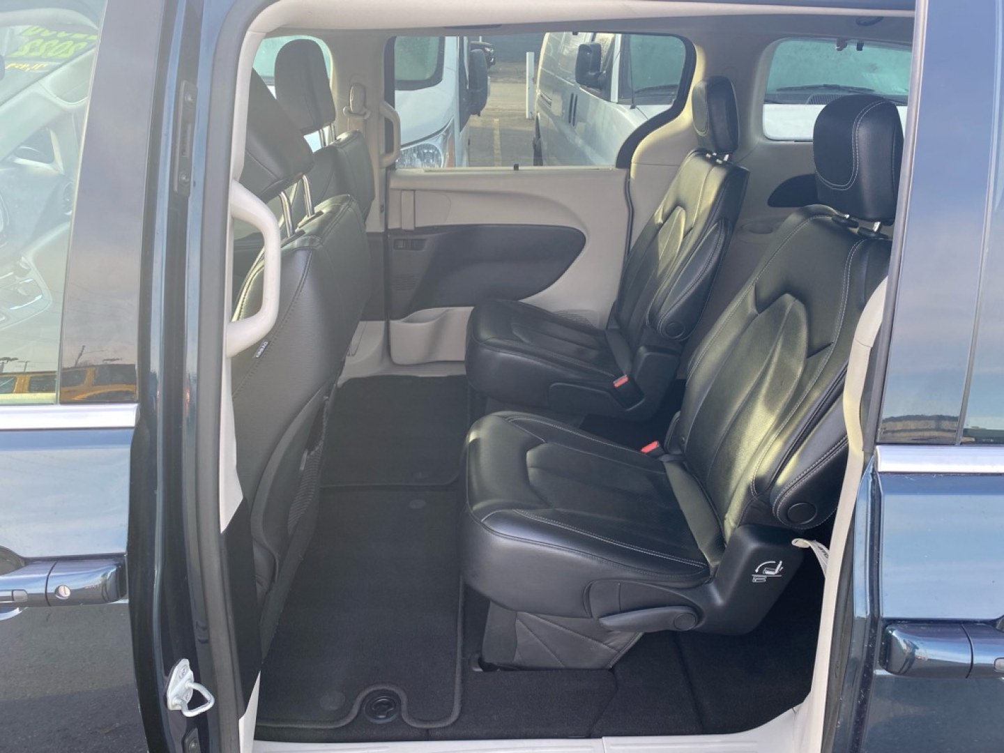 2022 BLUE CHRYSLER PACIFICA TOURING L (2C4RC1BG4NR) with an 3.6L engine, Automatic transmission, located at 929 East 8th Ave, Anchorage, AK, 99501, (907) 274-2277, 61.214783, -149.866074- Photo#3