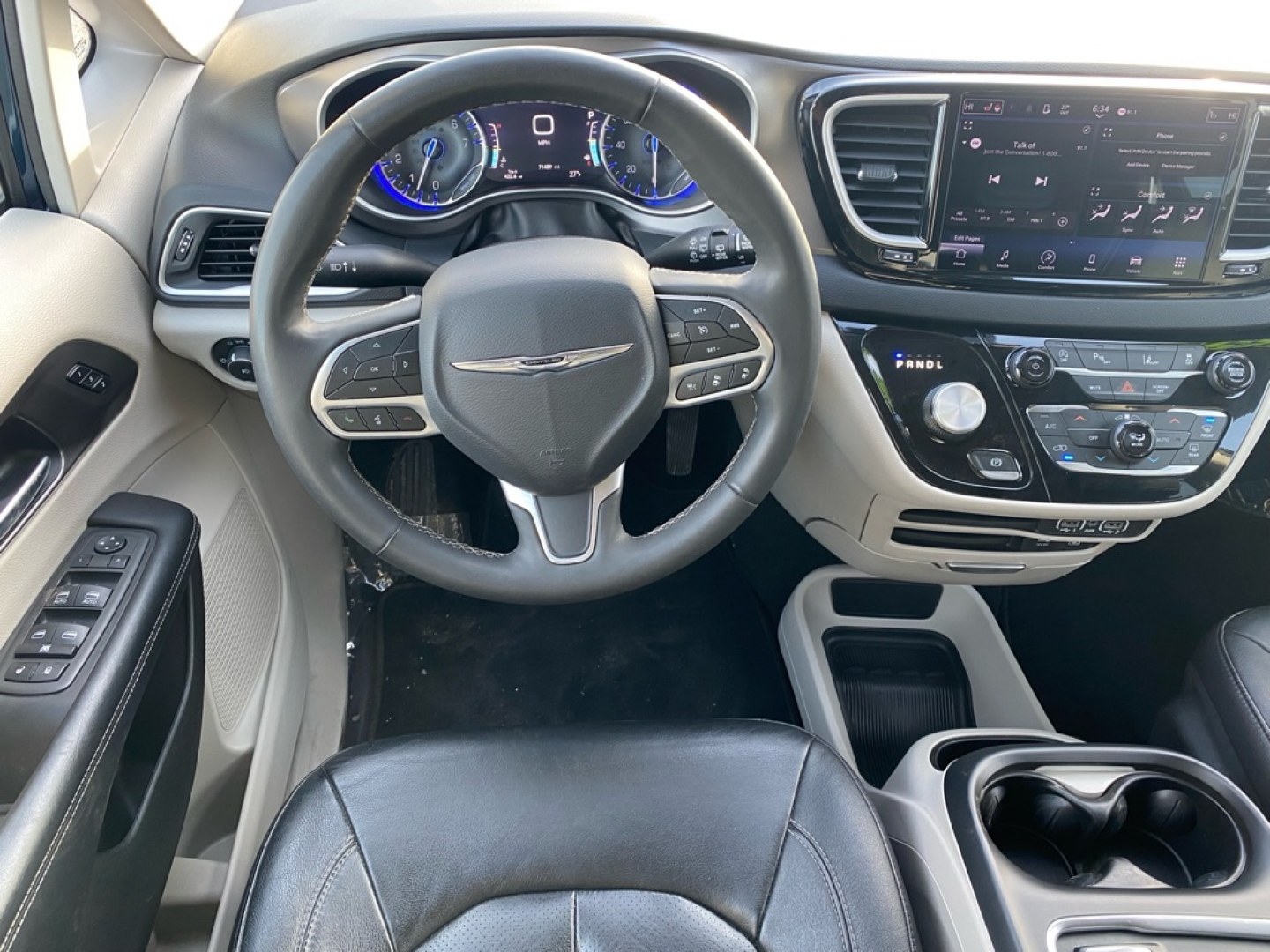 2022 BLUE CHRYSLER PACIFICA TOURING L (2C4RC1BG4NR) with an 3.6L engine, Automatic transmission, located at 929 East 8th Ave, Anchorage, AK, 99501, (907) 274-2277, 61.214783, -149.866074- Photo#4