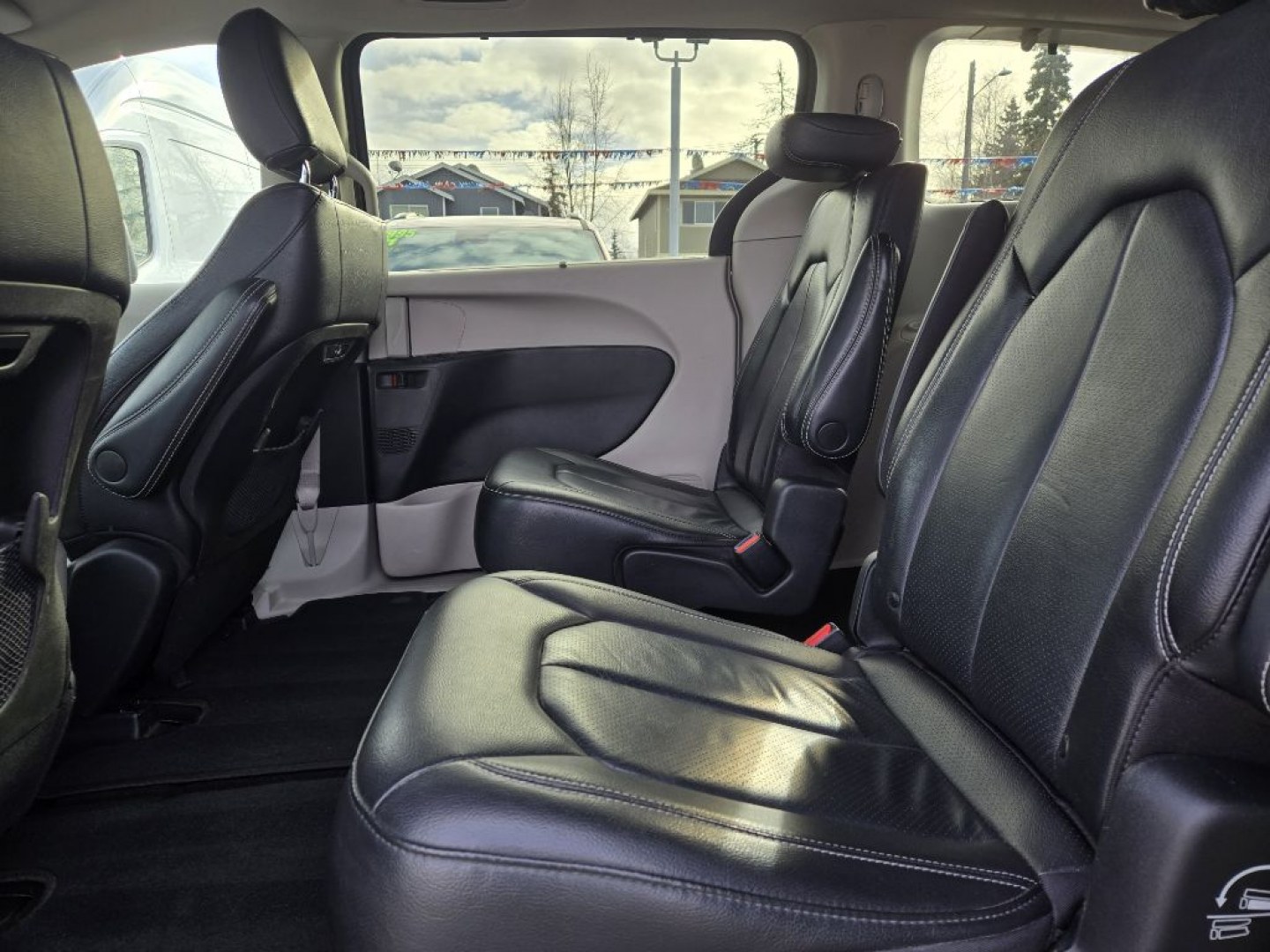 2022 GRAY CHRYSLER PACIFICA TOURING L (2C4RC1BG6NR) with an 3.6L engine, Automatic transmission, located at 929 East 8th Ave, Anchorage, AK, 99501, (907) 274-2277, 61.214783, -149.866074- Photo#3