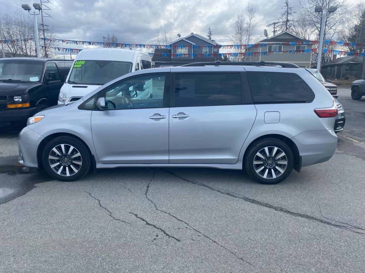 2018 SILVER TOYOTA SIENNA XLE (5TDDZ3DC9JS) with an 3.5L engine, Automatic transmission, located at 929 East 8th Ave, Anchorage, AK, 99501, (907) 274-2277, 61.214783, -149.866074 - Photo#1