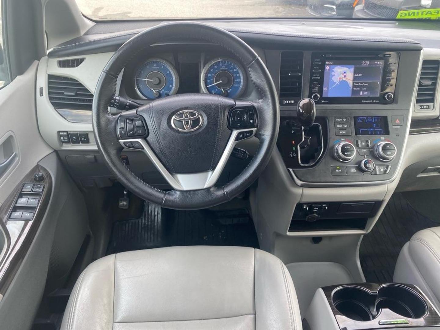 2018 SILVER TOYOTA SIENNA XLE (5TDDZ3DC9JS) with an 3.5L engine, Automatic transmission, located at 929 East 8th Ave, Anchorage, AK, 99501, (907) 274-2277, 61.214783, -149.866074 - Photo#4