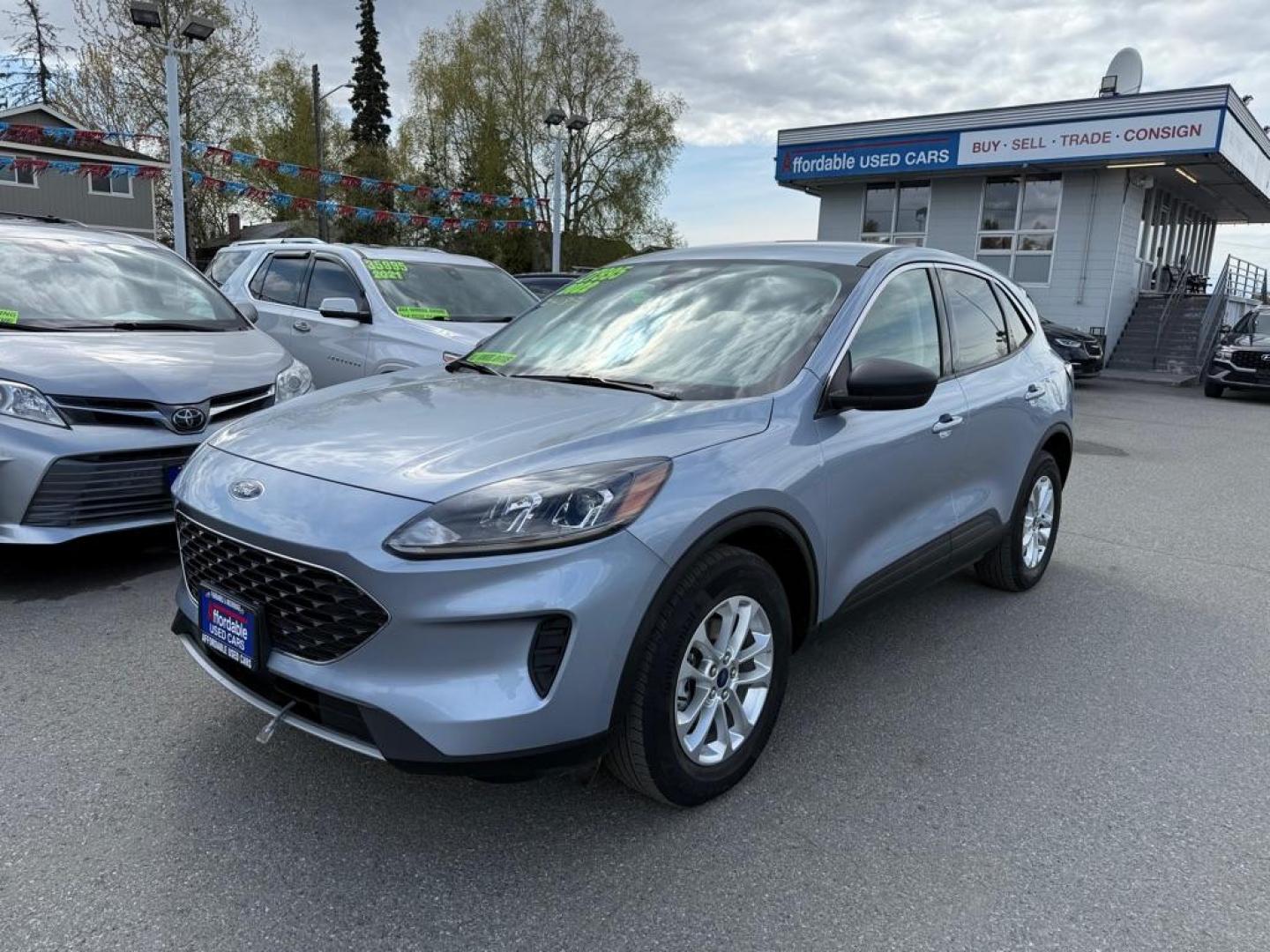 2022 BLUE FORD ESCAPE SE SE (1FMCU9BZ6NU) with an 2.5L engine, Continuously Variable transmission, located at 929 East 8th Ave, Anchorage, AK, 99501, (907) 274-2277, 61.214783, -149.866074 - Photo#0