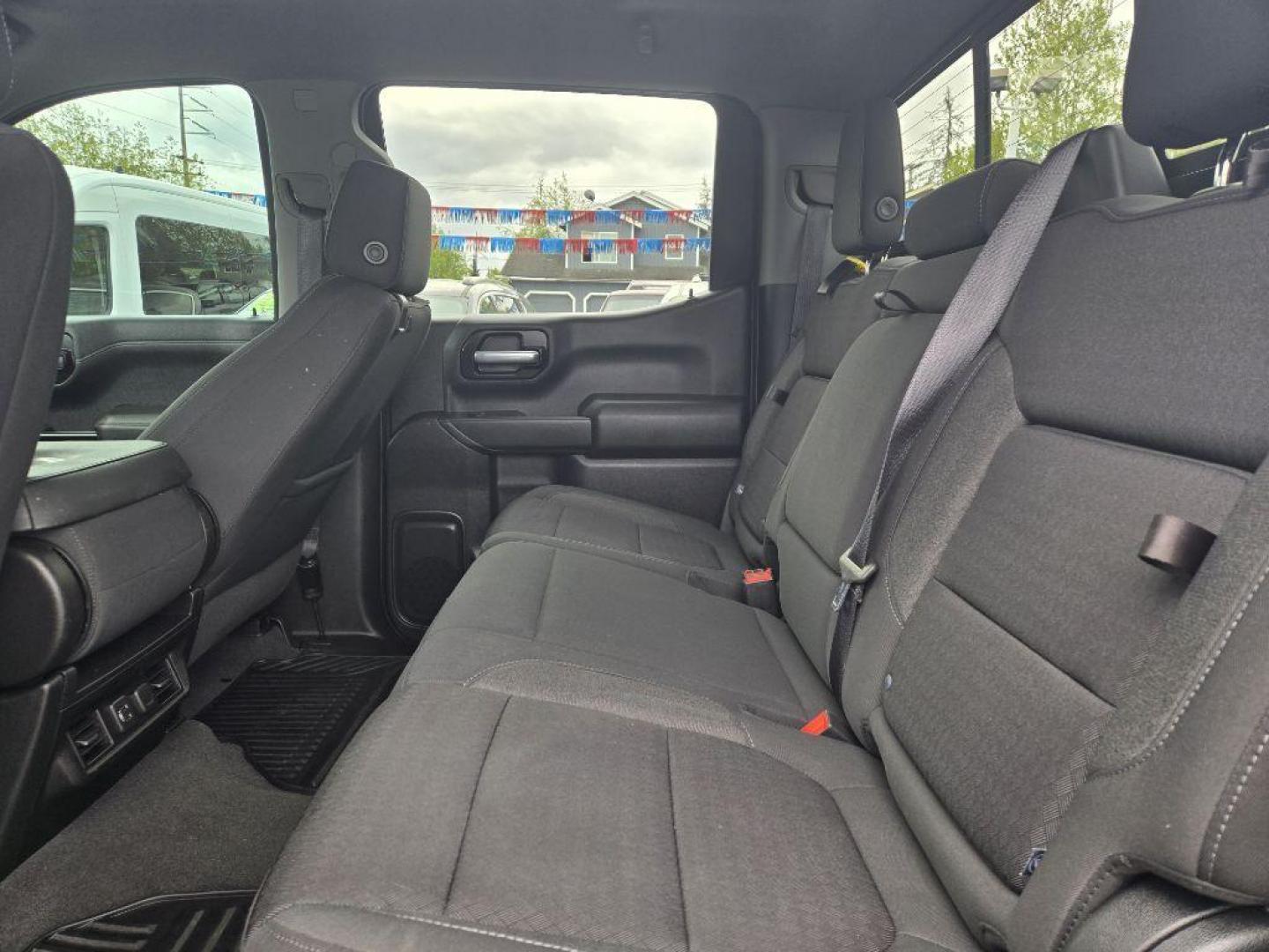 2021 BLUE CHEVROLET SILVERADO 1500 LT (3GCUYDED3MG) with an 5.3L engine, Automatic transmission, located at 929 East 8th Ave, Anchorage, AK, 99501, (907) 274-2277, 61.214783, -149.866074 - Photo#3