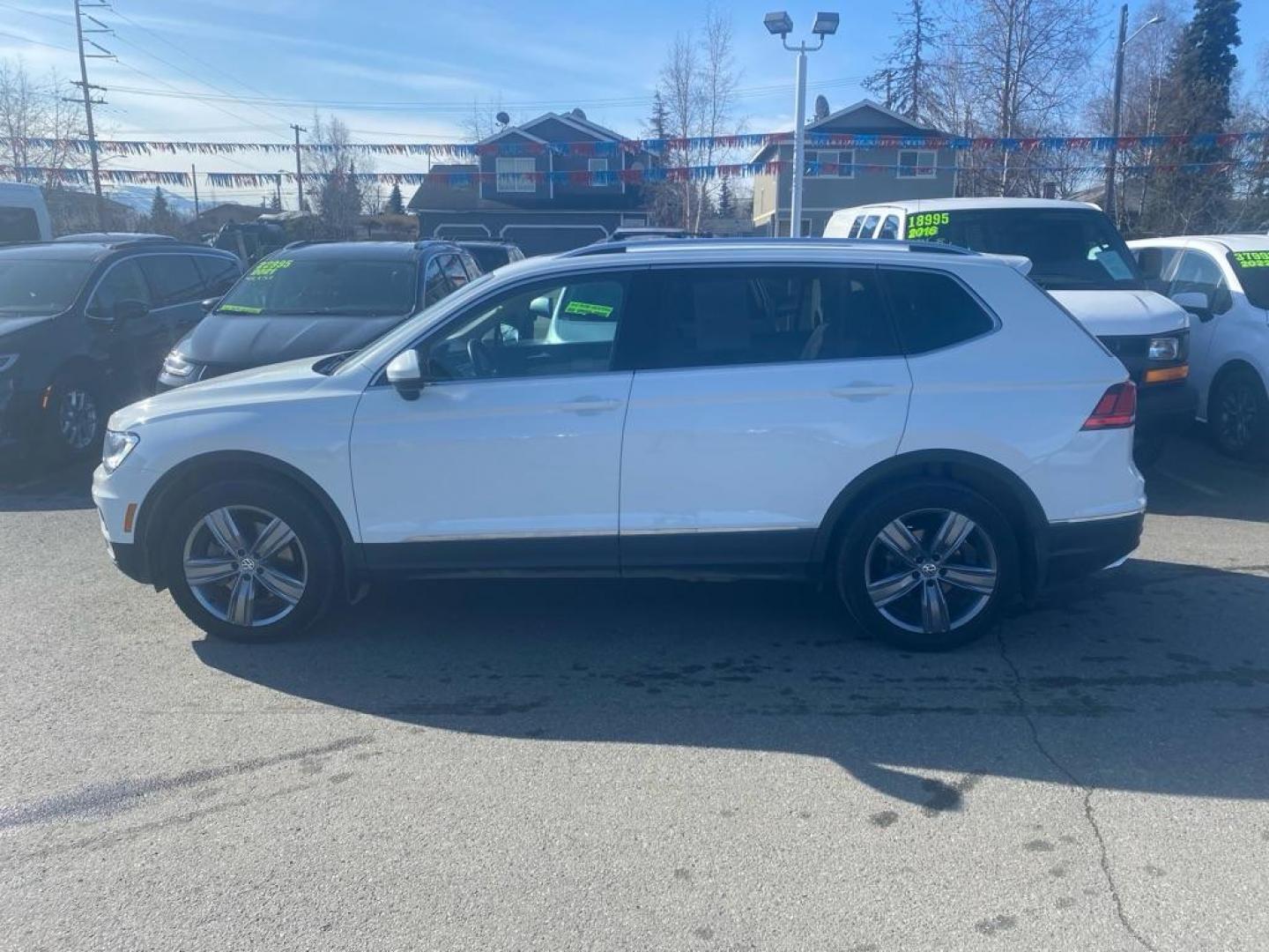 2020 WHITE VOLKSWAGEN TIGUAN SEL (3VV2B7AX7LM) with an 2.0L engine, Automatic transmission, located at 929 East 8th Ave, Anchorage, AK, 99501, (907) 274-2277, 61.214783, -149.866074 - Photo#1