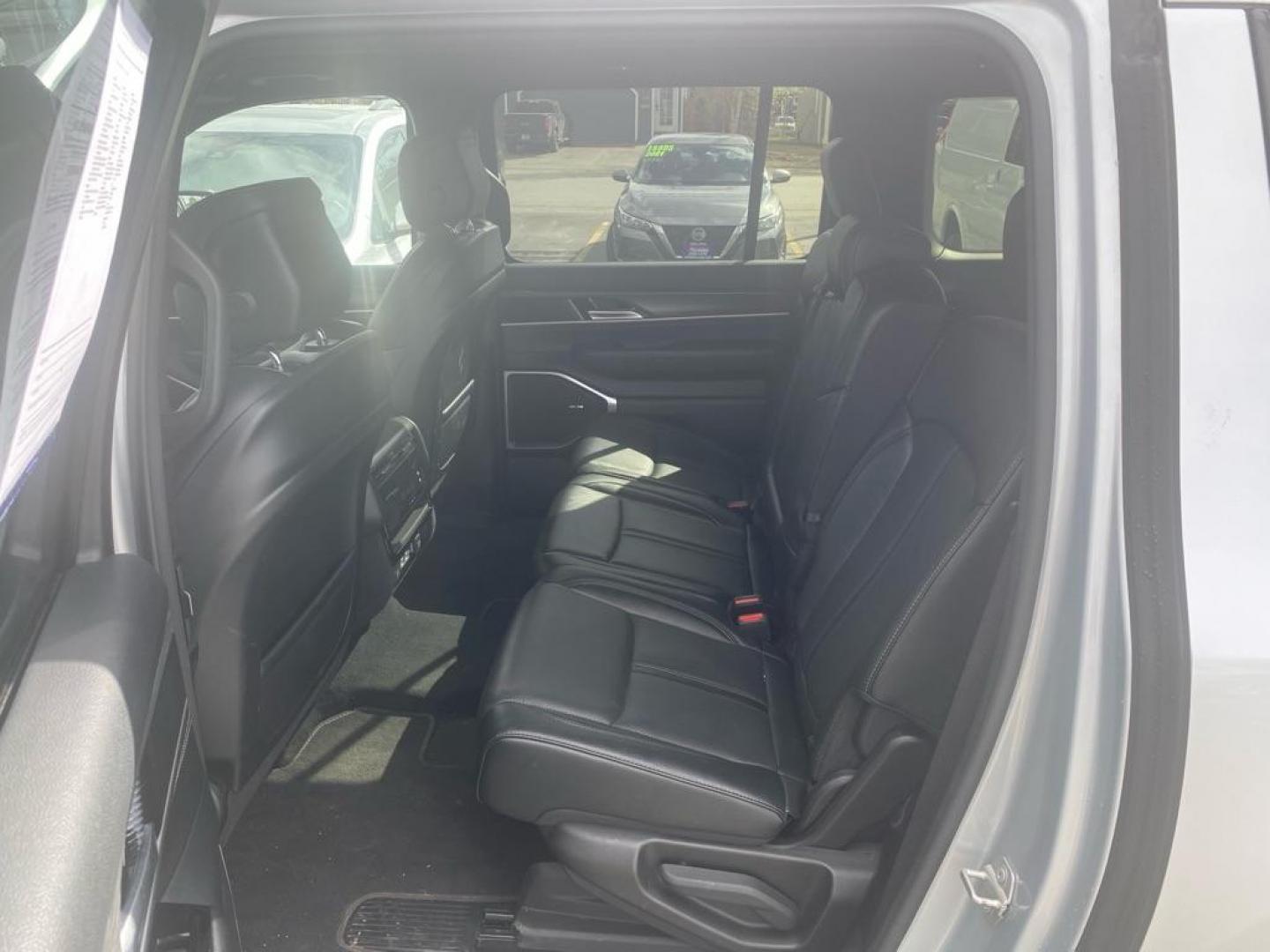 2024 SILVER JEEP WAGONEER L SERIES II (1C4SJSBP0RS) with an 3.0L engine, Automatic transmission, located at 929 East 8th Ave, Anchorage, AK, 99501, (907) 274-2277, 61.214783, -149.866074 - Photo#3