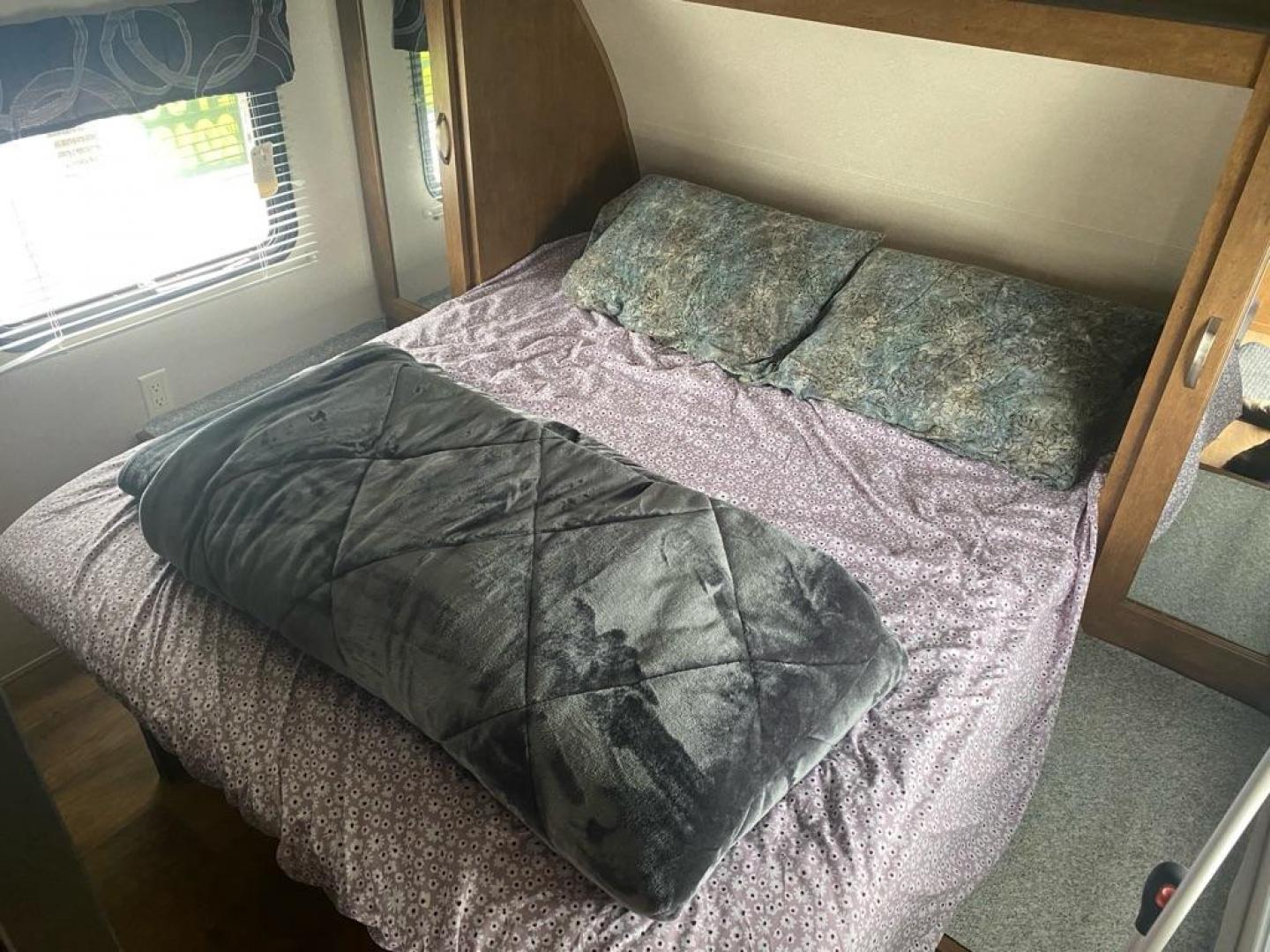 2018 SILVER FOREST RIVER CRUISE LITE 263 BH XL (4X4TSMB2XJ7) , Automatic transmission, located at 929 East 8th Ave, Anchorage, AK, 99501, (907) 274-2277, 61.214783, -149.866074 - Photo#4