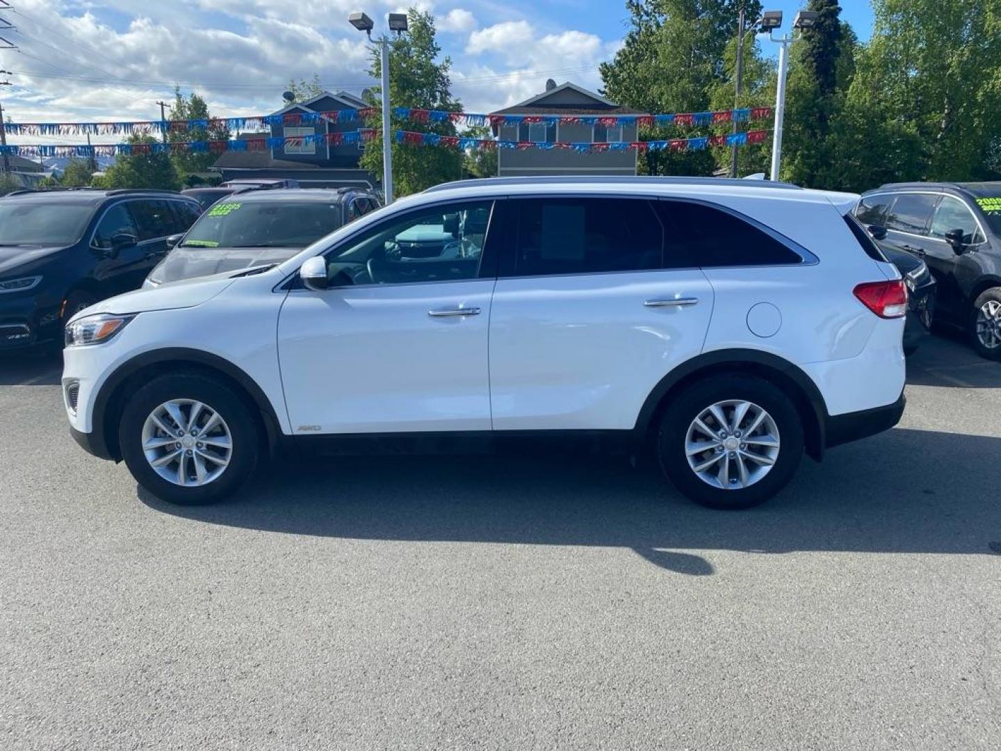 2018 WTHIE KIA SORENTO LX (5XYPGDA3XJG) with an 2.4L engine, Automatic transmission, located at 929 East 8th Ave, Anchorage, AK, 99501, (907) 274-2277, 61.214783, -149.866074 - Photo#1