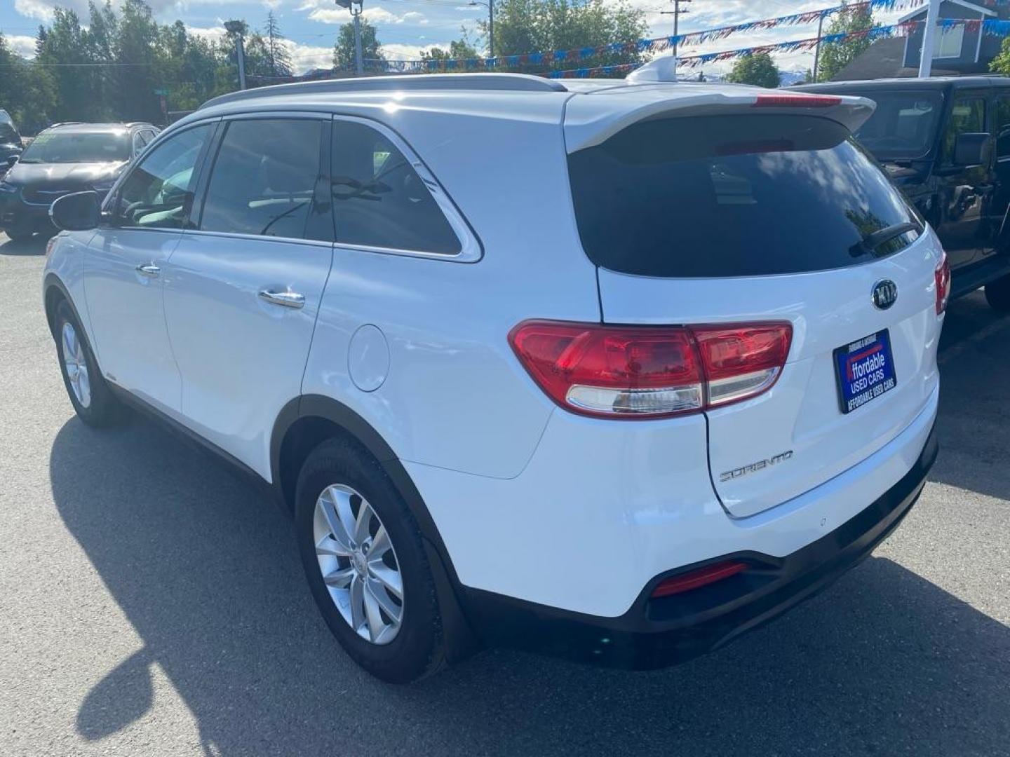 2018 WTHIE KIA SORENTO LX (5XYPGDA3XJG) with an 2.4L engine, Automatic transmission, located at 929 East 8th Ave, Anchorage, AK, 99501, (907) 274-2277, 61.214783, -149.866074 - Photo#2