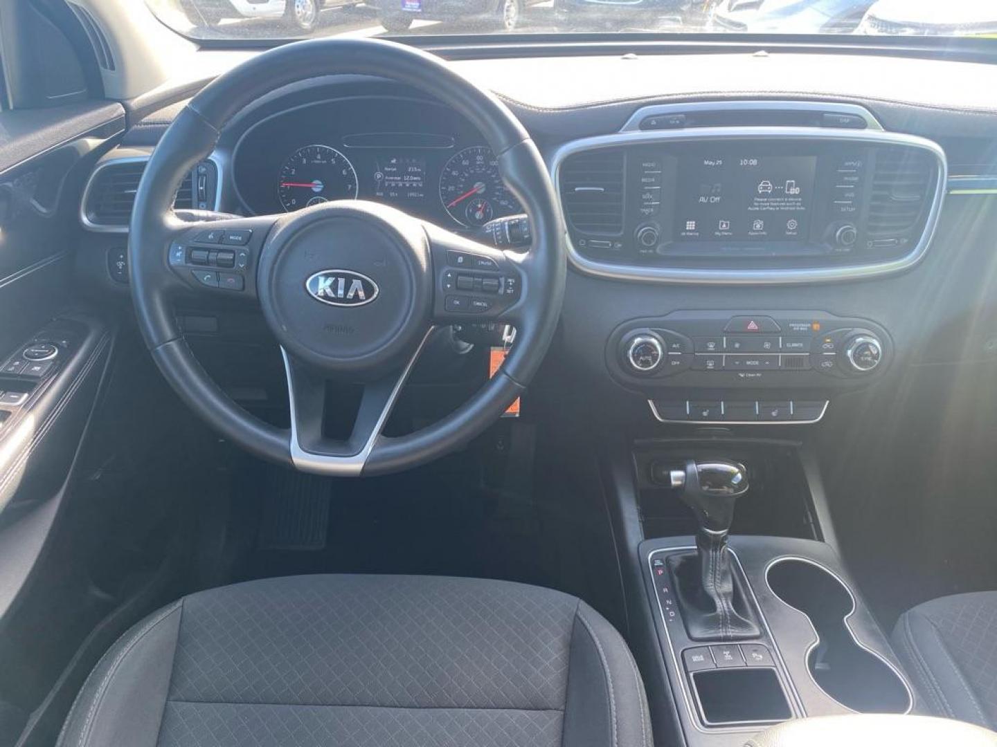 2018 WTHIE KIA SORENTO LX (5XYPGDA3XJG) with an 2.4L engine, Automatic transmission, located at 929 East 8th Ave, Anchorage, AK, 99501, (907) 274-2277, 61.214783, -149.866074 - Photo#4