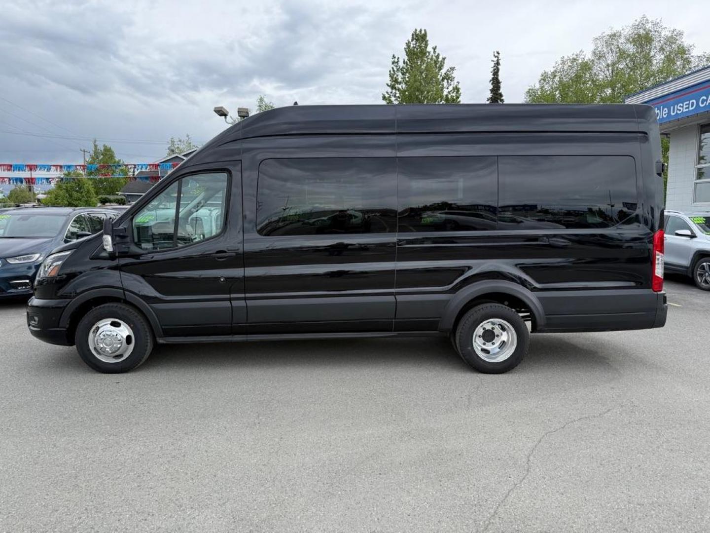 2025 BLACK FORD TRANSIT XLT HIGH 15 PASS DRW (1FBVU5XG4SK) , Automatic transmission, located at 929 East 8th Ave, Anchorage, AK, 99501, (907) 274-2277, 61.214783, -149.866074 - Photo#1