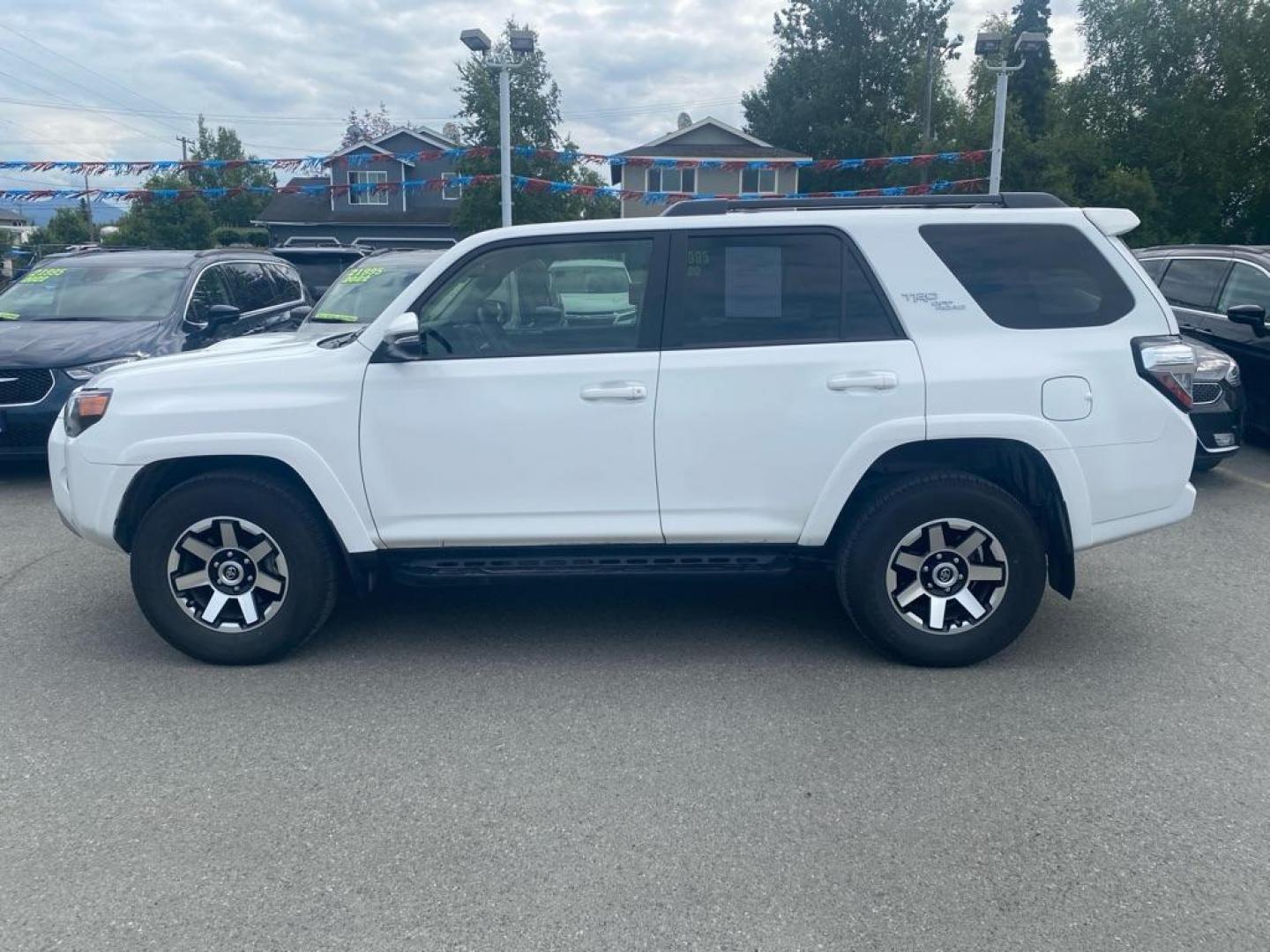 2021 WHITE TOYOTA 4RUNNER TRD OFF ROAD PREMIUM (JTERU5JR5M5) with an 4.0L engine, Automatic transmission, located at 929 East 8th Ave, Anchorage, AK, 99501, (907) 274-2277, 61.214783, -149.866074 - Photo#1
