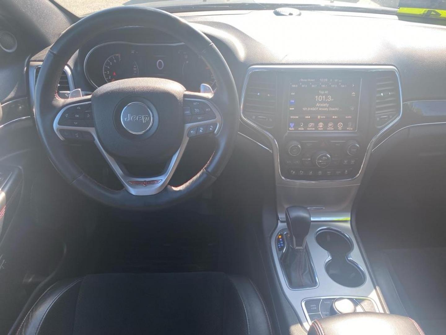 2017 GRAY JEEP GRAND CHEROKEE TRAILHAWK (1C4RJFLG0HC) with an 3.6L engine, Automatic transmission, located at 929 East 8th Ave, Anchorage, AK, 99501, (907) 274-2277, 61.214783, -149.866074 - Photo#4