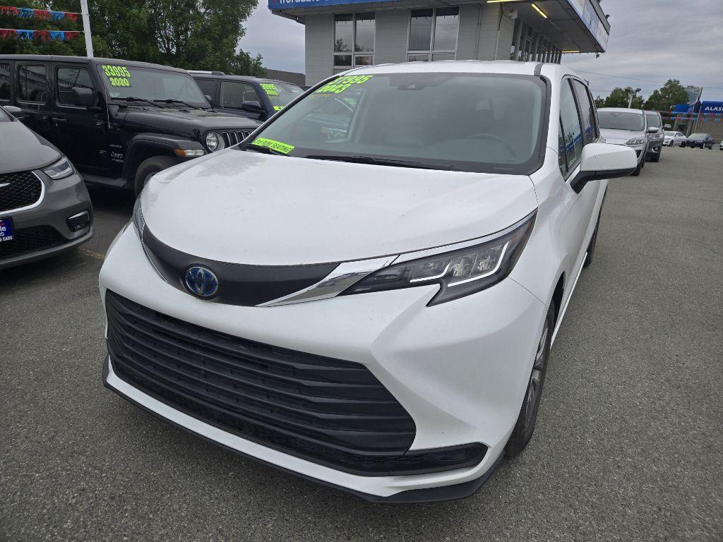 photo of 2023 TOYOTA SIENNA LE