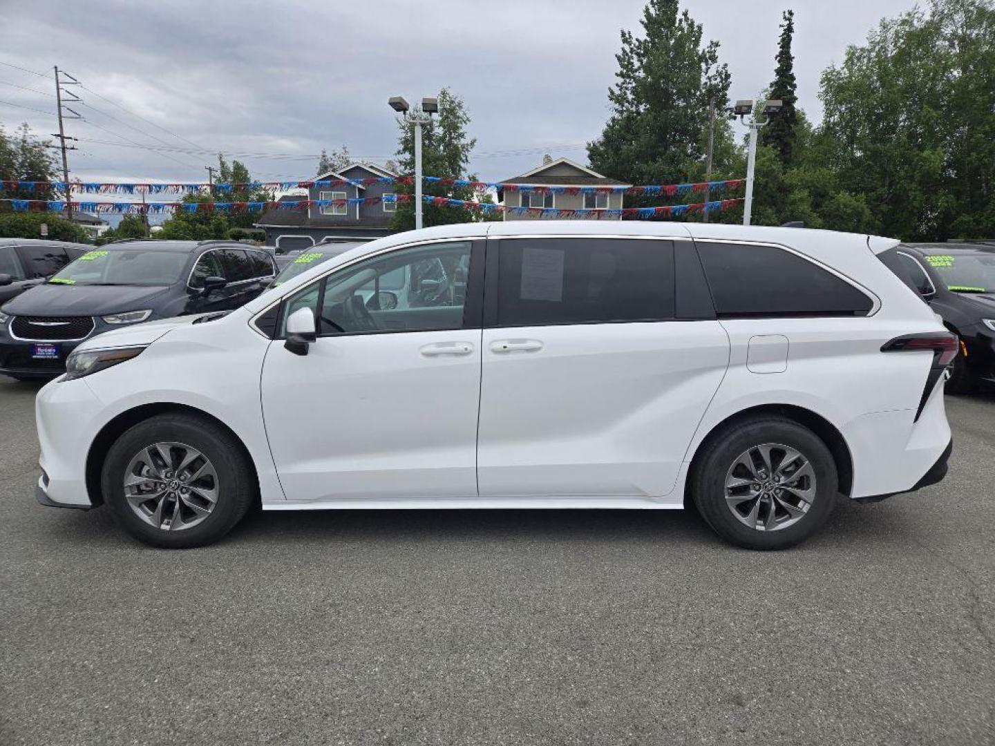 2023 WHITE TOYOTA SIENNA LE (5TDKRKEC0PS) with an 2.5L engine, Automatic transmission, located at 929 East 8th Ave, Anchorage, AK, 99501, (907) 274-2277, 61.214783, -149.866074 - Photo#1