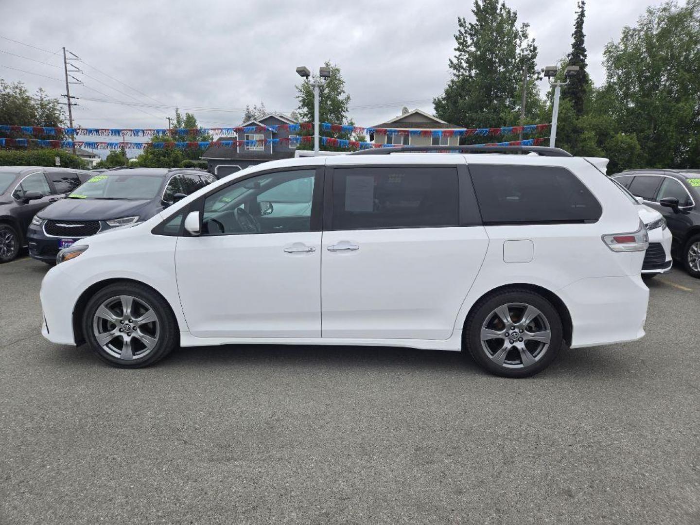 2018 WHITE TOYOTA SIENNA SE (5TDXZ3DC5JS) with an 3.5L engine, Automatic transmission, located at 929 East 8th Ave, Anchorage, AK, 99501, (907) 274-2277, 61.214783, -149.866074 - Photo#1