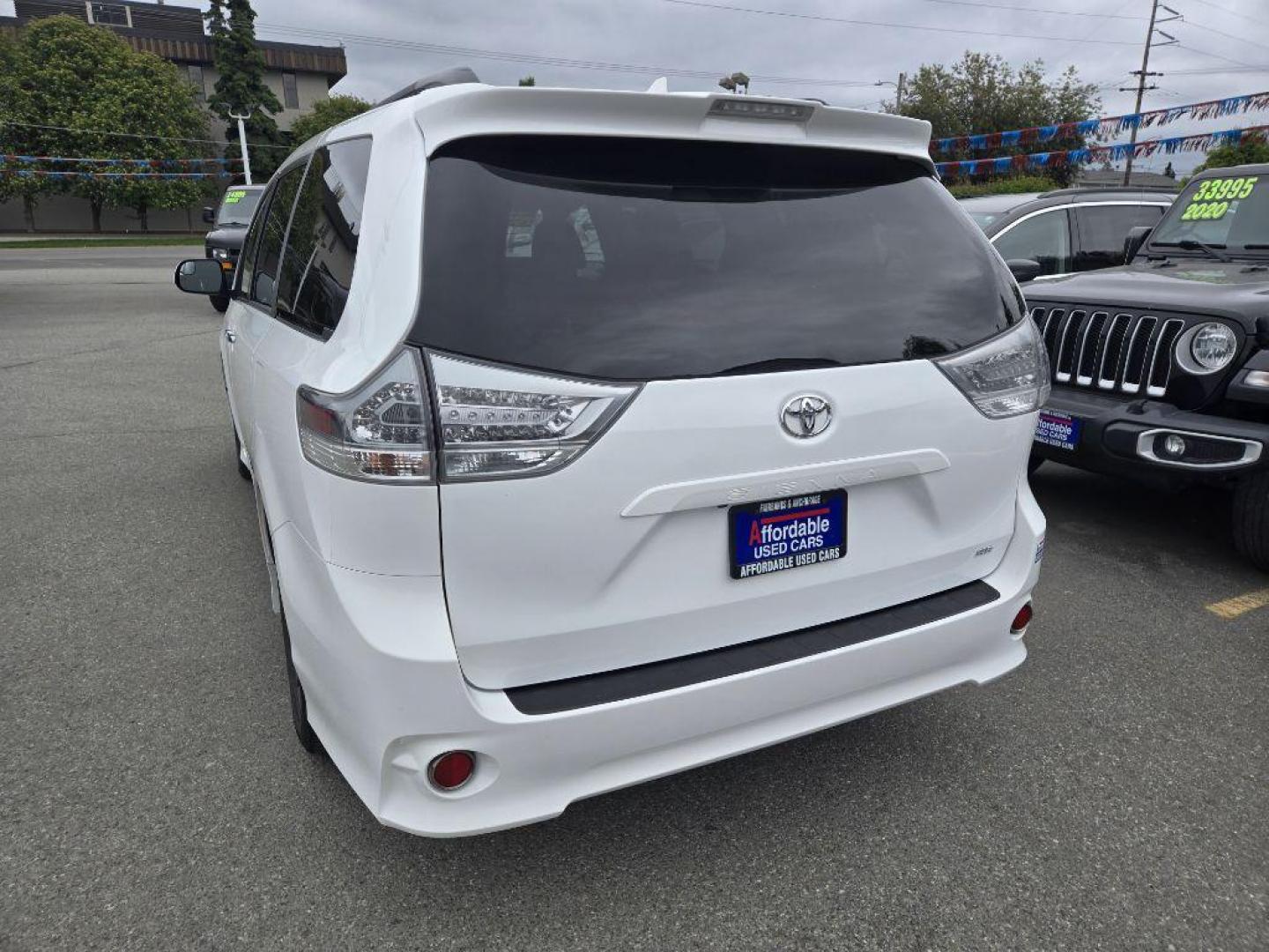 2018 WHITE TOYOTA SIENNA SE (5TDXZ3DC5JS) with an 3.5L engine, Automatic transmission, located at 929 East 8th Ave, Anchorage, AK, 99501, (907) 274-2277, 61.214783, -149.866074 - Photo#2
