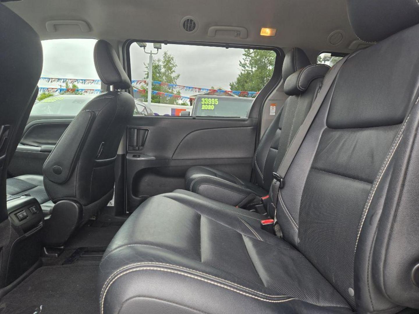 2018 WHITE TOYOTA SIENNA SE (5TDXZ3DC5JS) with an 3.5L engine, Automatic transmission, located at 929 East 8th Ave, Anchorage, AK, 99501, (907) 274-2277, 61.214783, -149.866074 - Photo#3