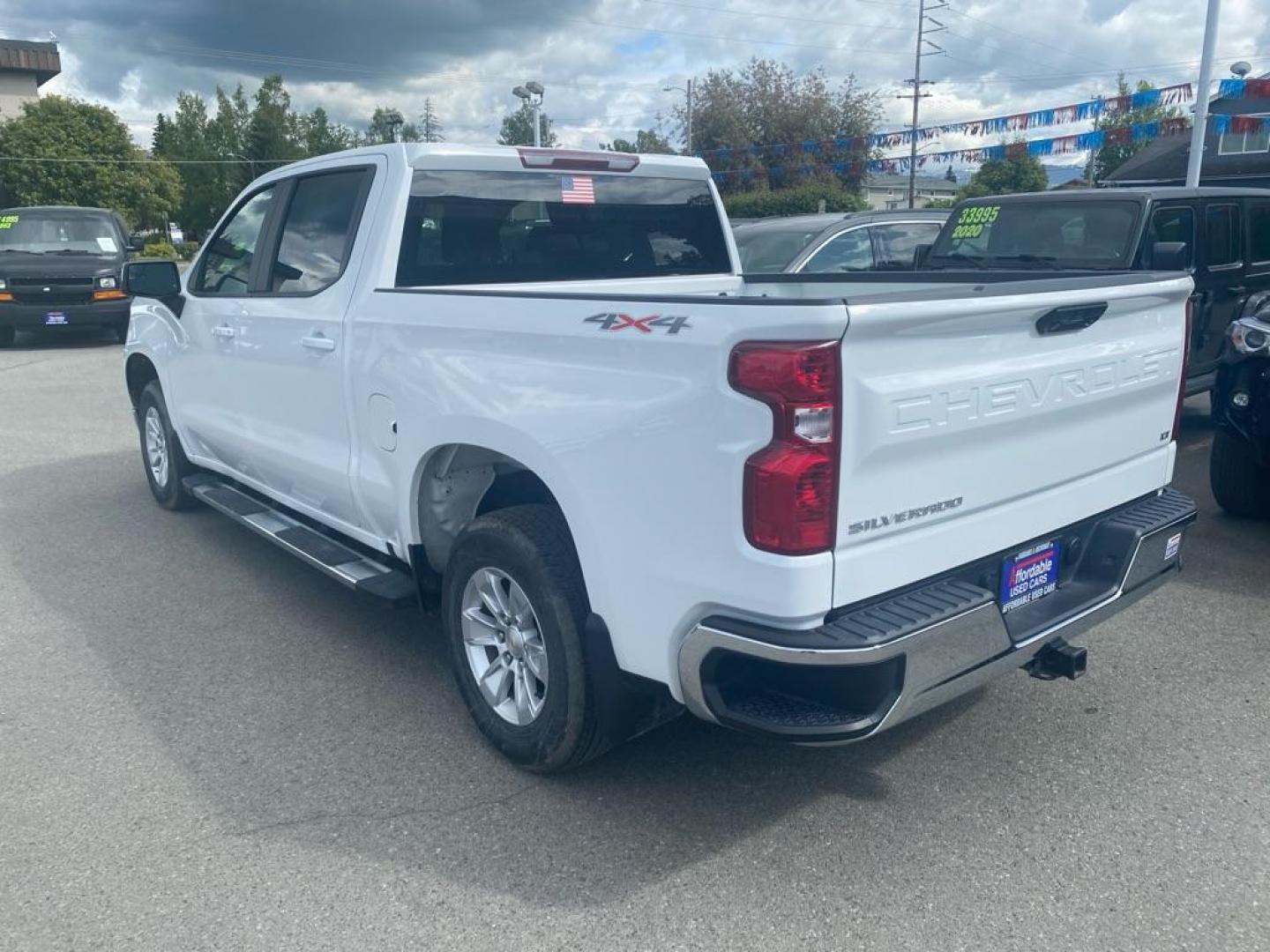 2023 WHITE CHEVROLET SILVERADO 1500 LT (1GCUDDED4PZ) with an 5.3L engine, Automatic transmission, located at 929 East 8th Ave, Anchorage, AK, 99501, (907) 274-2277, 61.214783, -149.866074 - Photo#2