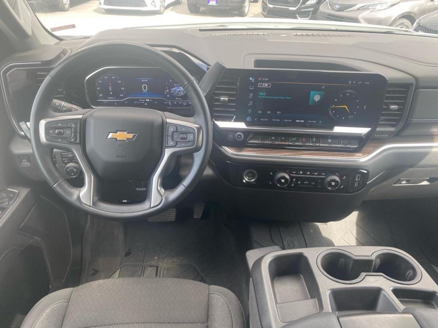 2023 WHITE CHEVROLET SILVERADO 1500 LT (1GCUDDED4PZ) with an 5.3L engine, Automatic transmission, located at 929 East 8th Ave, Anchorage, AK, 99501, (907) 274-2277, 61.214783, -149.866074 - Photo#4
