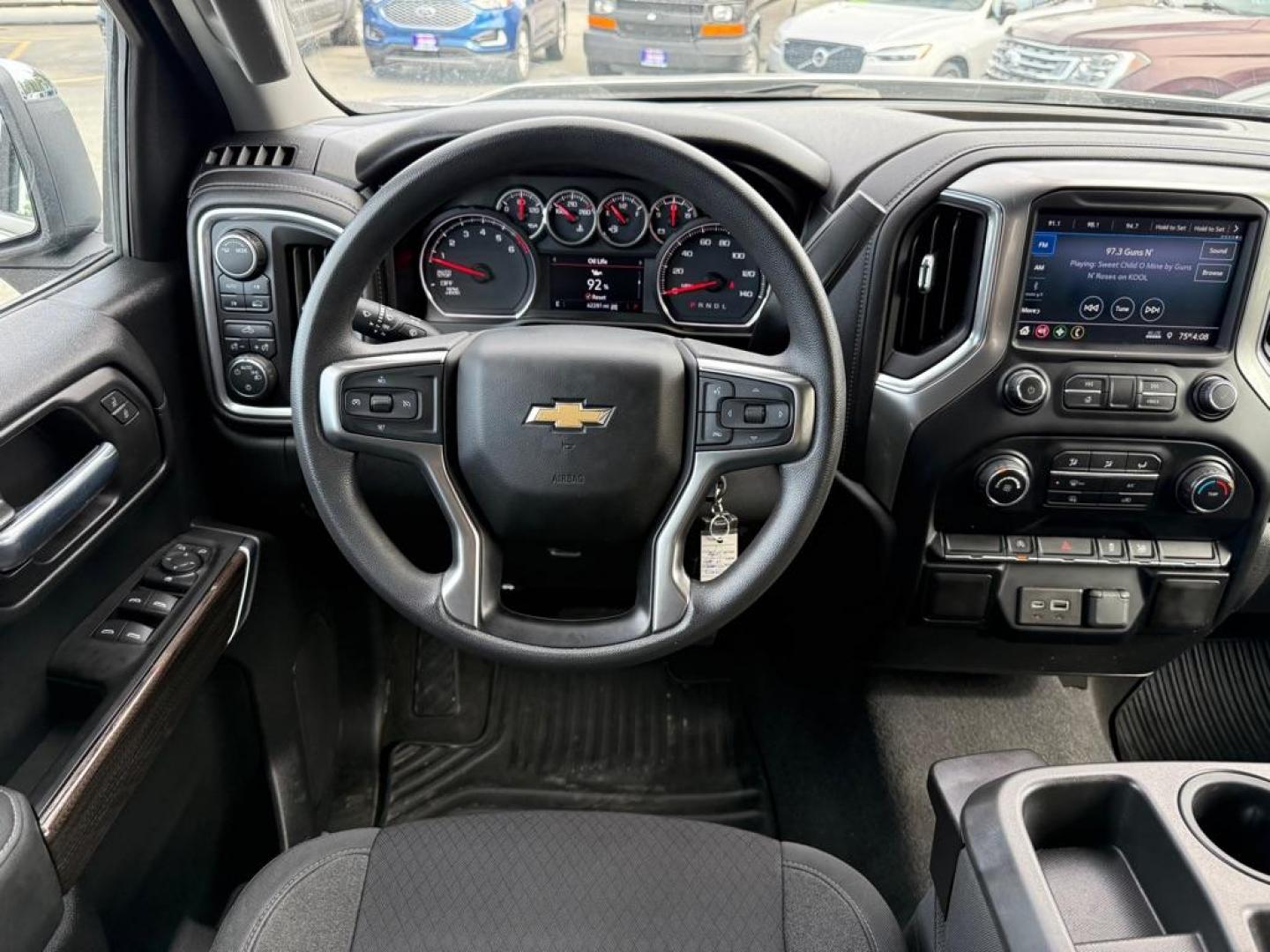 2020 SILVER CHEVROLET SILVERADO 1500 LT (1GCRYDED3LZ) with an 5.3L engine, Automatic transmission, located at 929 East 8th Ave, Anchorage, AK, 99501, (907) 274-2277, 61.214783, -149.866074 - Photo#4