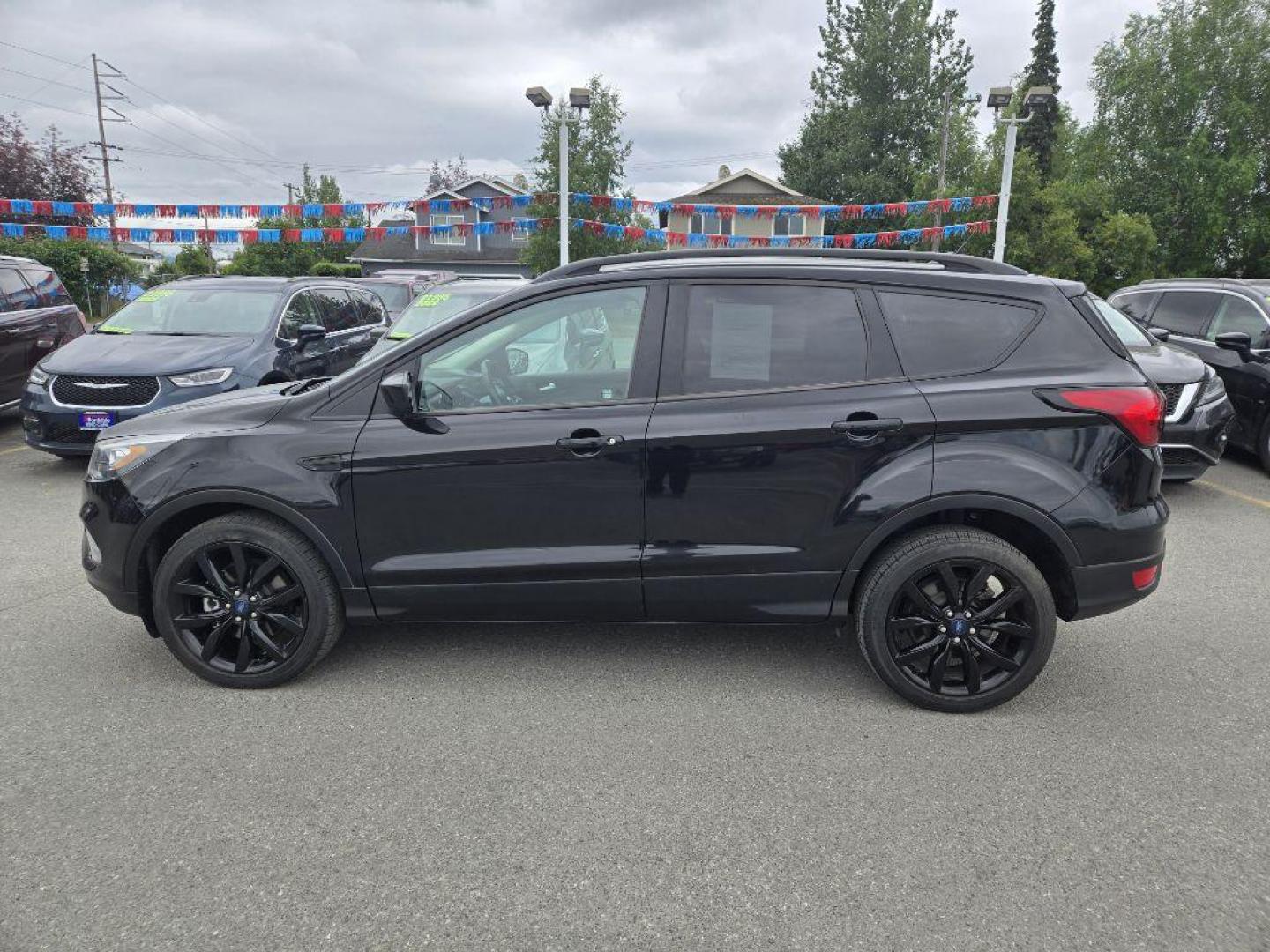 2019 BLACK FORD ESCAPE SE SE (1FMCU9GD8KU) with an 1.5L engine, Automatic transmission, located at 929 East 8th Ave, Anchorage, AK, 99501, (907) 274-2277, 61.214783, -149.866074 - Photo#1
