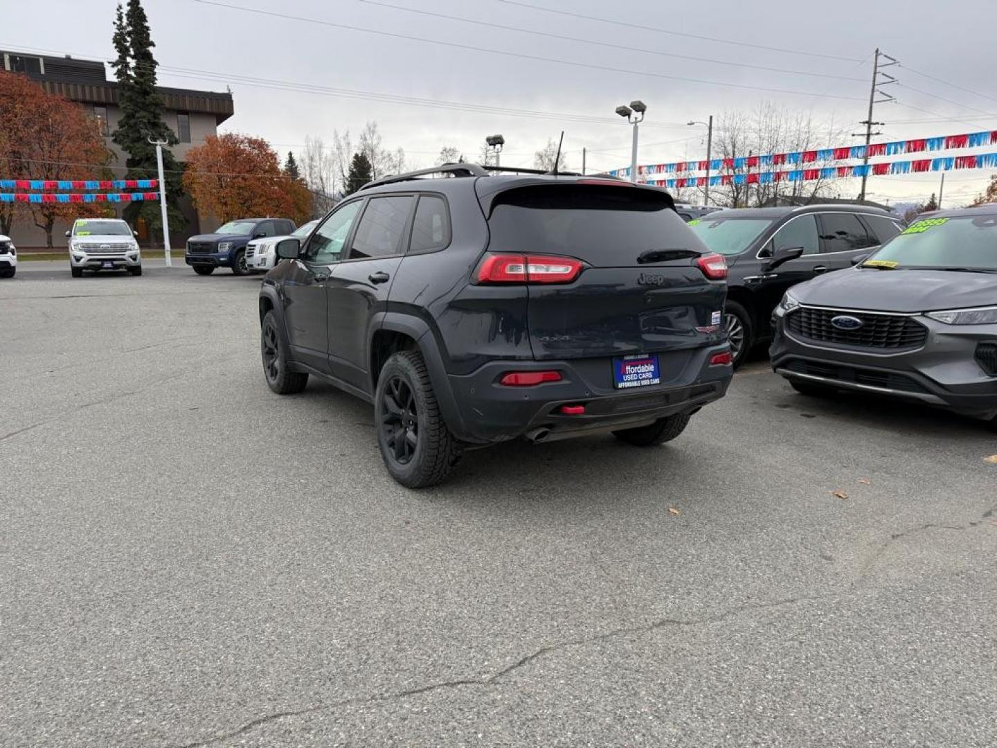 2018 GRAY JEEP CHEROKEE TRAILHAWK (1C4PJMBX5JD) with an 3.2L engine, Automatic transmission, located at 929 East 8th Ave, Anchorage, AK, 99501, (907) 274-2277, 61.214783, -149.866074 - Photo#2