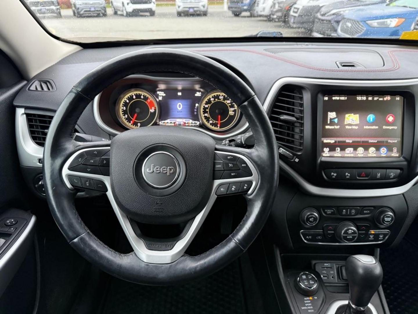 2018 GRAY JEEP CHEROKEE TRAILHAWK (1C4PJMBX5JD) with an 3.2L engine, Automatic transmission, located at 929 East 8th Ave, Anchorage, AK, 99501, (907) 274-2277, 61.214783, -149.866074 - Photo#4