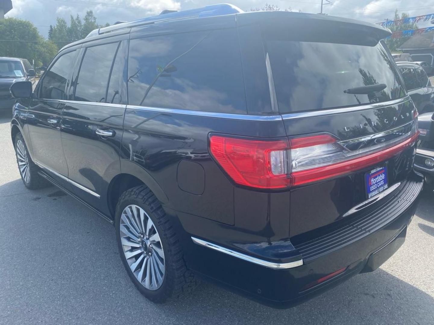 2019 LINCOLN NAVIGATOR RESERVE (5LMJJ2LT3KE) with an 3.5L engine, Automatic transmission, located at 929 East 8th Ave, Anchorage, AK, 99501, (907) 274-2277, 61.214783, -149.866074 - Photo#2