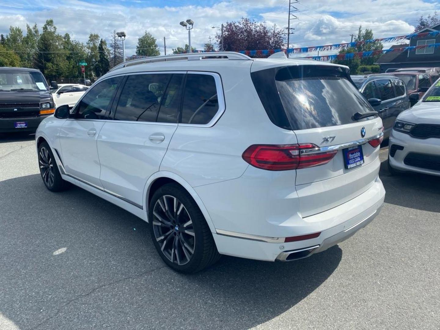 2019 WHITE BMW X7 XDRIVE40I (5UXCW2C5XKL) with an 3.0L engine, Automatic transmission, located at 929 East 8th Ave, Anchorage, AK, 99501, (907) 274-2277, 61.214783, -149.866074 - Photo#2