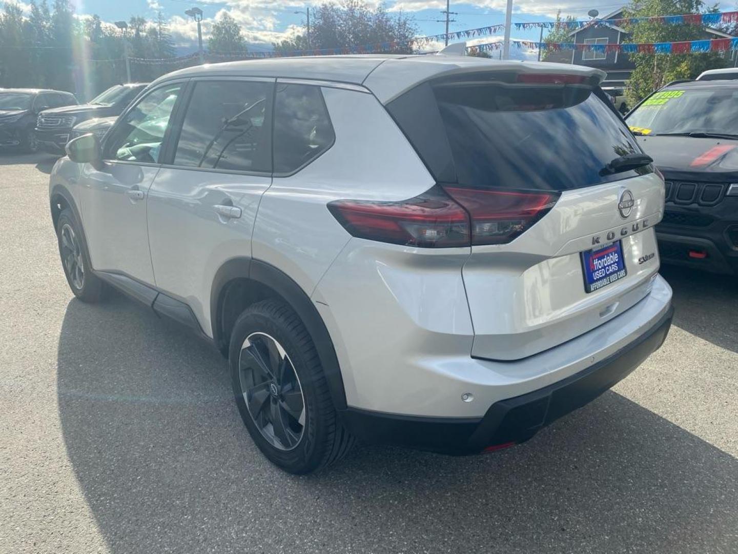 2024 SILVER NISSAN ROGUE SV SV (5N1BT3BB6RC) with an 1.5L engine, Continuously Variable transmission, located at 929 East 8th Ave, Anchorage, AK, 99501, (907) 274-2277, 61.214783, -149.866074 - Photo#2