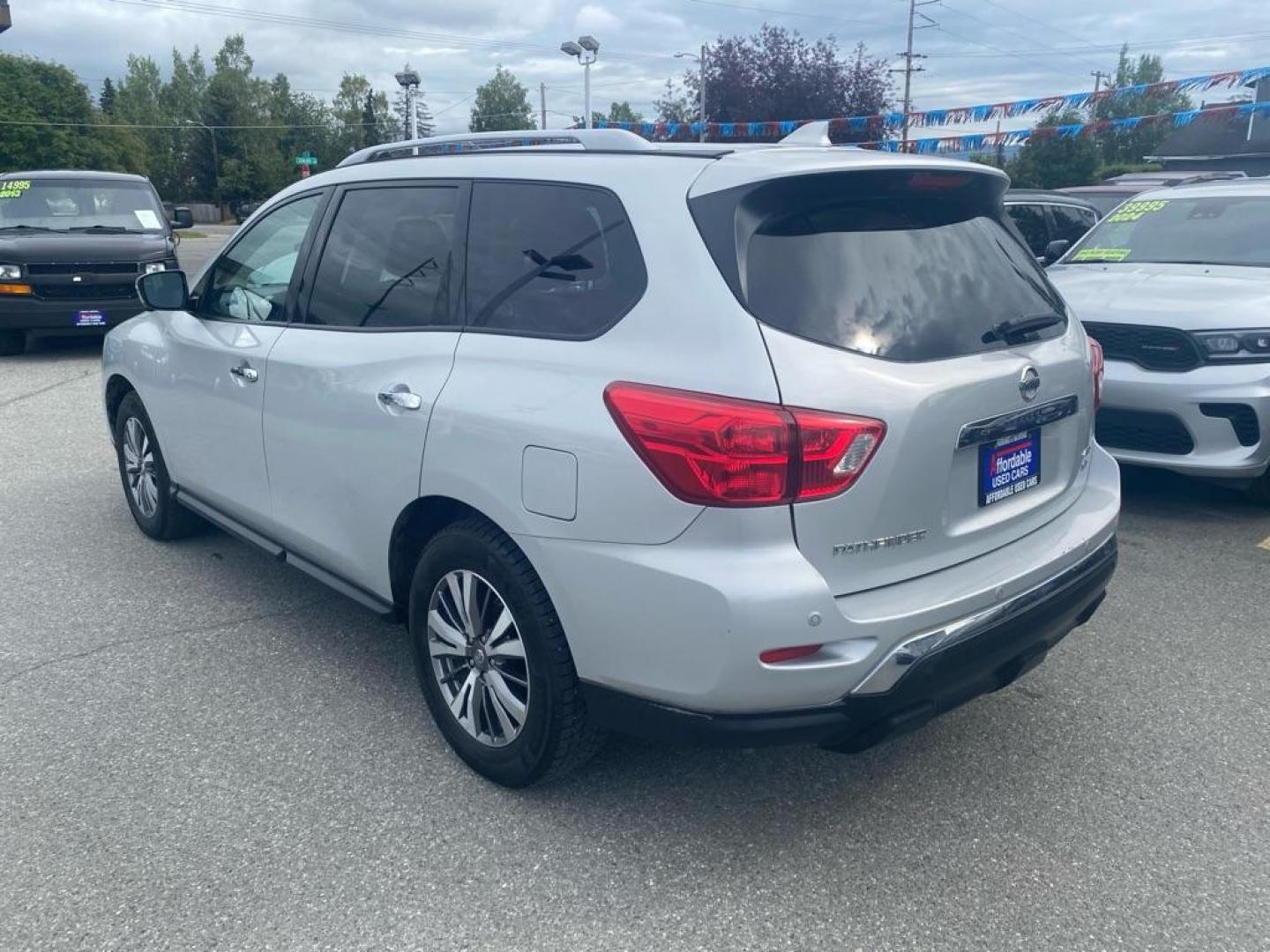 2020 SILVER NISSAN PATHFINDER SL (5N1DR2CM3LC) with an 3.5L engine, Continuously Variable transmission, located at 929 East 8th Ave, Anchorage, AK, 99501, (907) 274-2277, 61.214783, -149.866074 - Photo#2