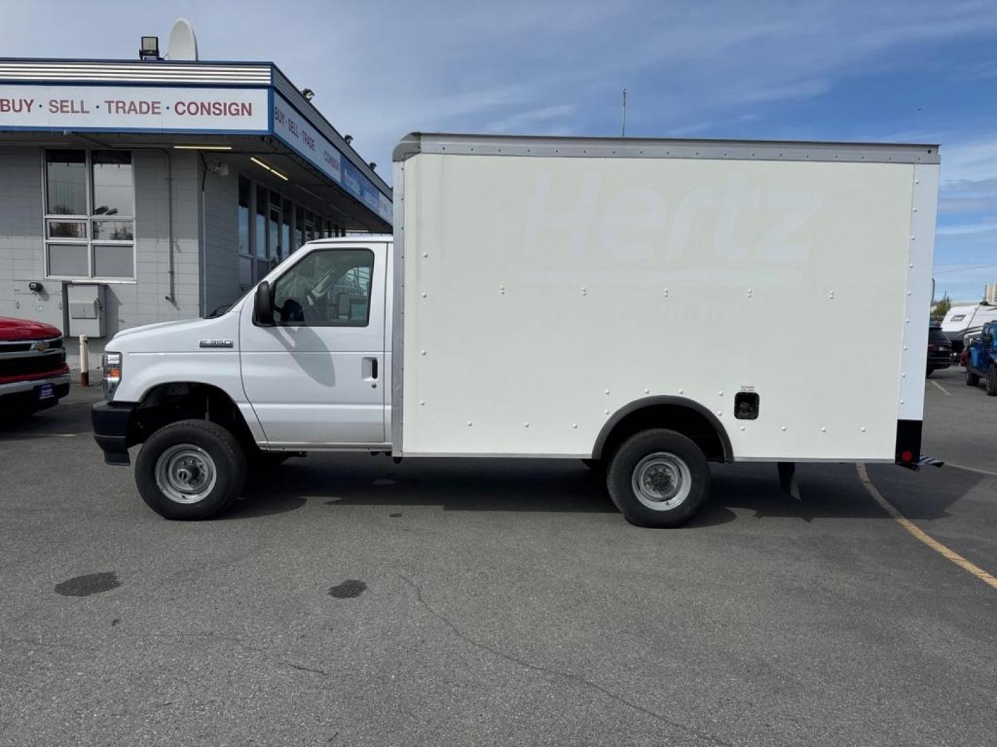 2022 WHITE FORD ECONOLINE E350 SUPER DUTY CUTAWAY VAN (1FDWE3FK9ND) with an 7.3L engine, Automatic transmission, located at 929 East 8th Ave, Anchorage, AK, 99501, (907) 274-2277, 61.214783, -149.866074 - Photo#1