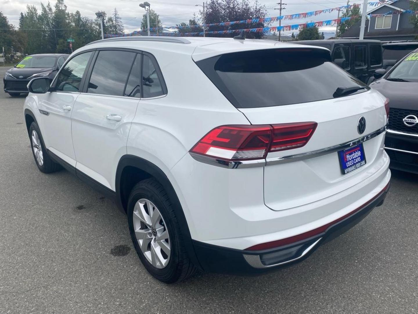 2021 WHITE VOLKSWAGEN ATLAS CROSS SPO S (1V2GC2CA1MC) with an 2.0L engine, Automatic transmission, located at 929 East 8th Ave, Anchorage, AK, 99501, (907) 274-2277, 61.214783, -149.866074 - Photo#2