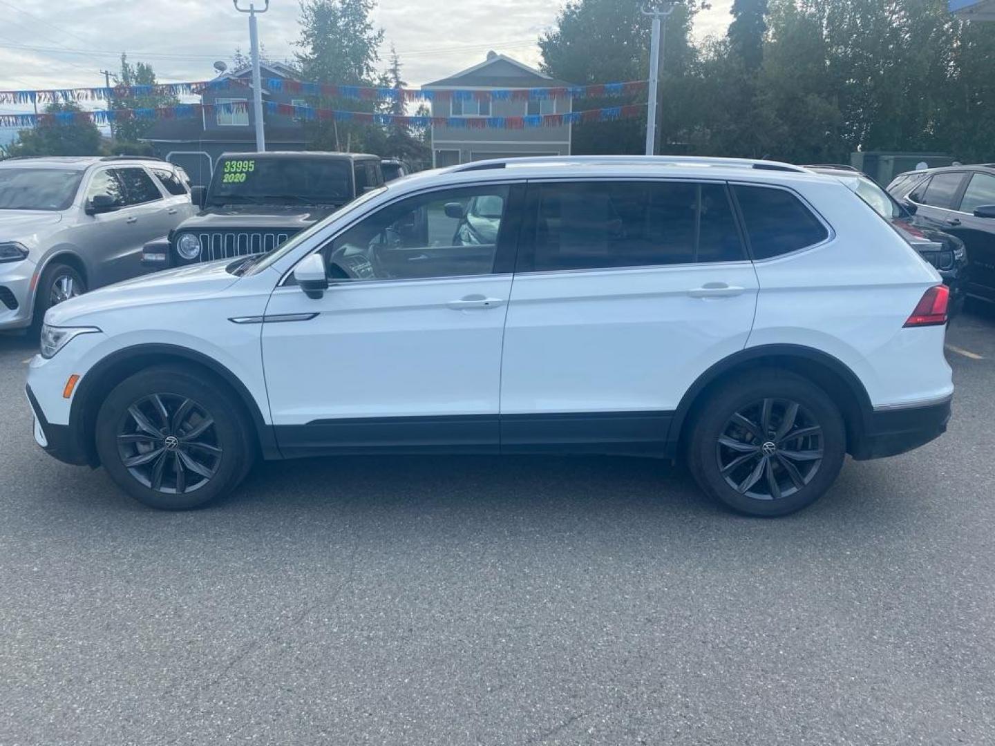 2022 WHITE VOLKSWAGEN TIGUAN SE (3VV2B7AX5NM) with an 2.0L engine, Automatic transmission, located at 929 East 8th Ave, Anchorage, AK, 99501, (907) 274-2277, 61.214783, -149.866074 - Photo#1