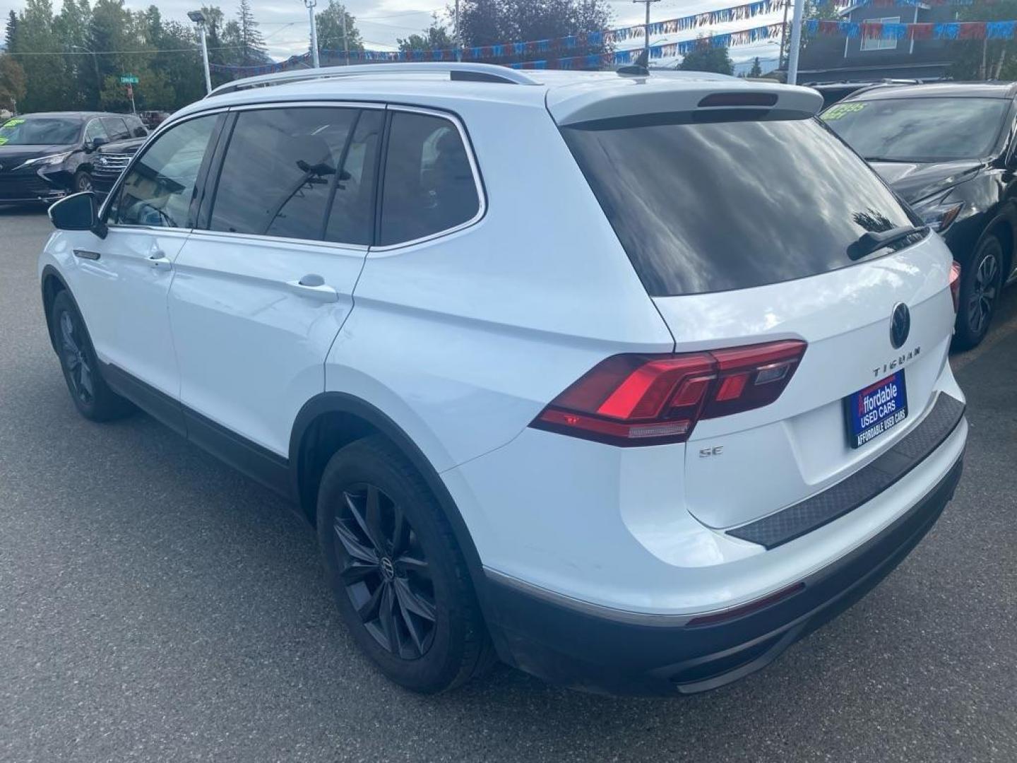 2022 WHITE VOLKSWAGEN TIGUAN SE (3VV2B7AX5NM) with an 2.0L engine, Automatic transmission, located at 929 East 8th Ave, Anchorage, AK, 99501, (907) 274-2277, 61.214783, -149.866074 - Photo#2