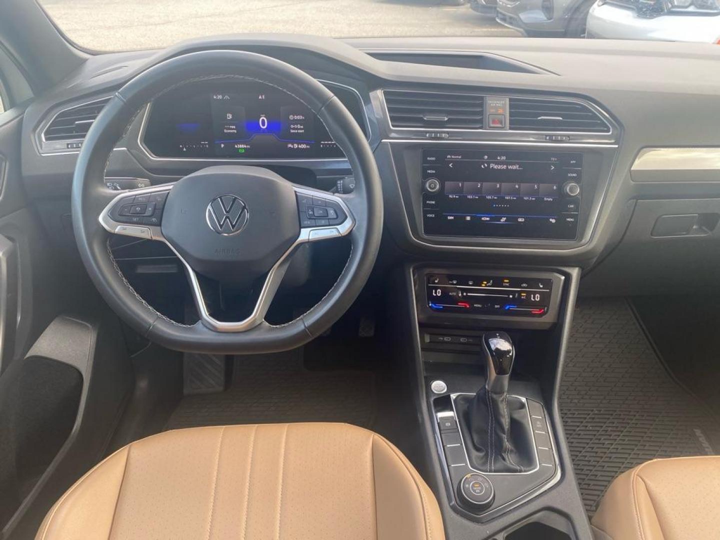 2022 WHITE VOLKSWAGEN TIGUAN SE (3VV2B7AX5NM) with an 2.0L engine, Automatic transmission, located at 929 East 8th Ave, Anchorage, AK, 99501, (907) 274-2277, 61.214783, -149.866074 - Photo#4