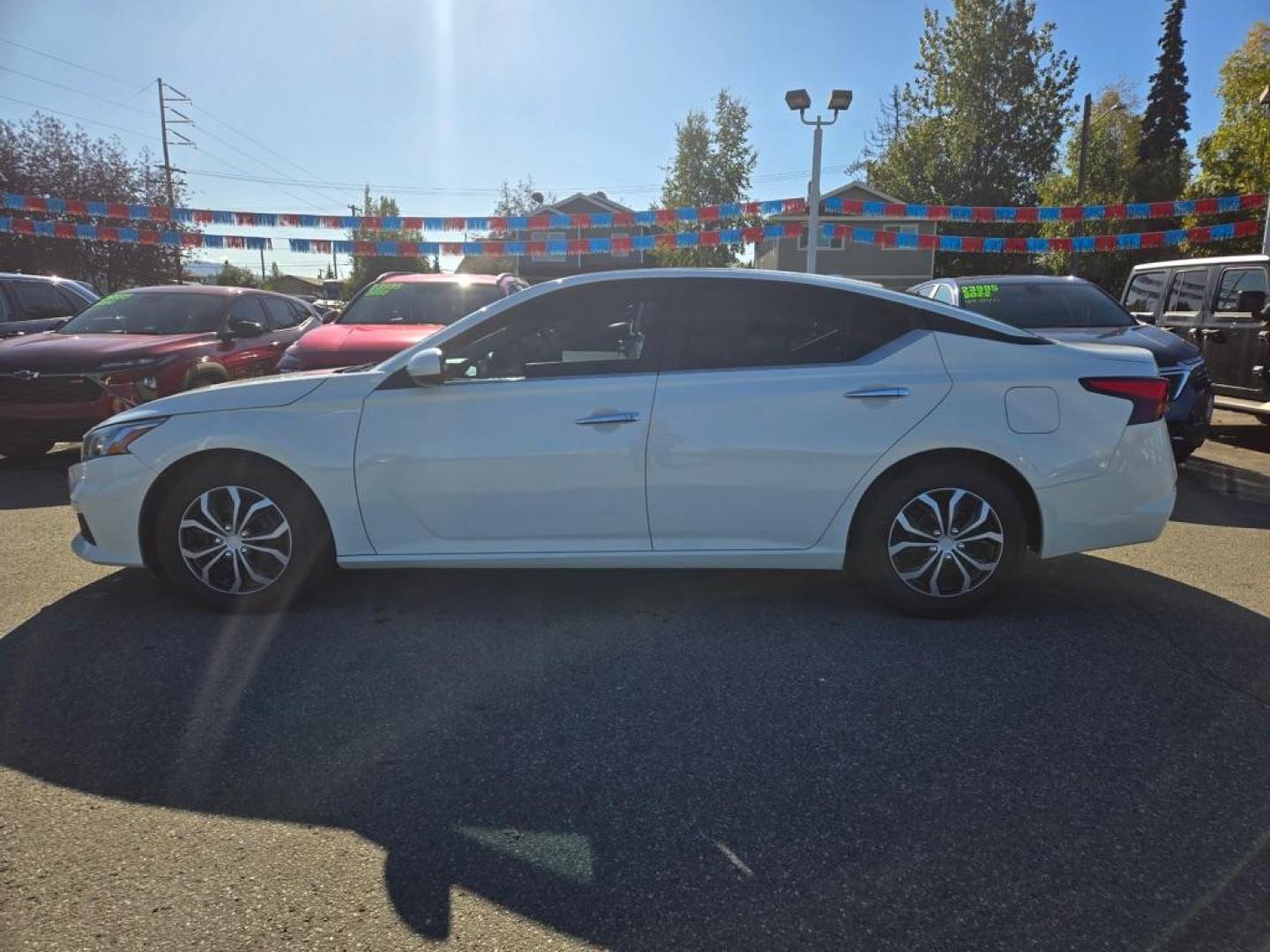 2019 WHITE NISSAN ALTIMA S (1N4BL4BV8KC) with an 2.5L engine, Automatic transmission, located at 929 East 8th Ave, Anchorage, AK, 99501, (907) 274-2277, 61.214783, -149.866074 - Photo#1