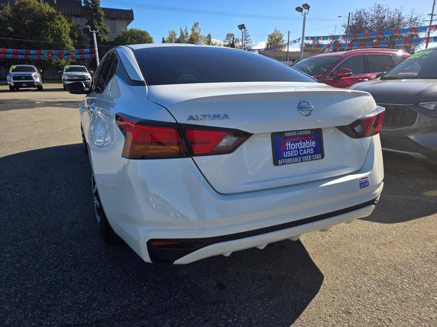 2019 WHITE NISSAN ALTIMA S (1N4BL4BV8KC) with an 2.5L engine, Automatic transmission, located at 929 East 8th Ave, Anchorage, AK, 99501, (907) 274-2277, 61.214783, -149.866074 - Photo#2